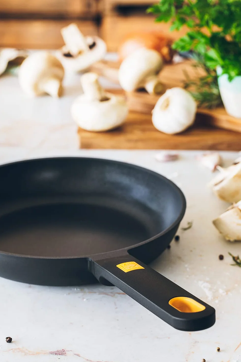 BRA Daily Pro - zestaw 3 patelni odlewu aluminiowego 20-24-28 cm, trójwarstwowa nieprzywierająca bez PFOA, nadają się do wszystkich rodzajów kuchenek i indukcyjnych, kolor czarno-żółty