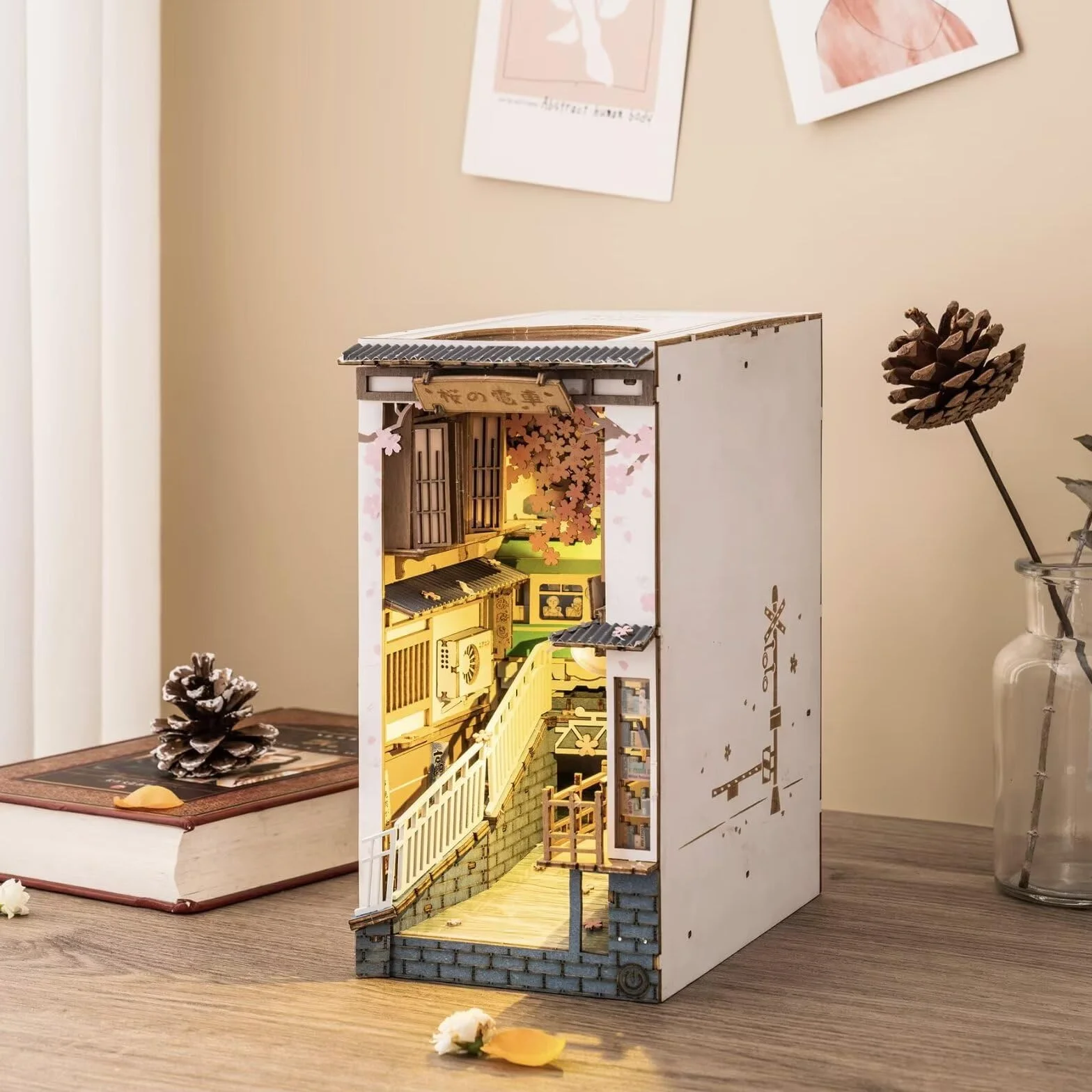 Rolife Sakura Densya TGB01 Dekoracyjna wstawka do regału na książki, do samodzielnego wykonania, zakątek, domek dla lalek, dla nastolatków, dziewcząt, kobiet i chłopców