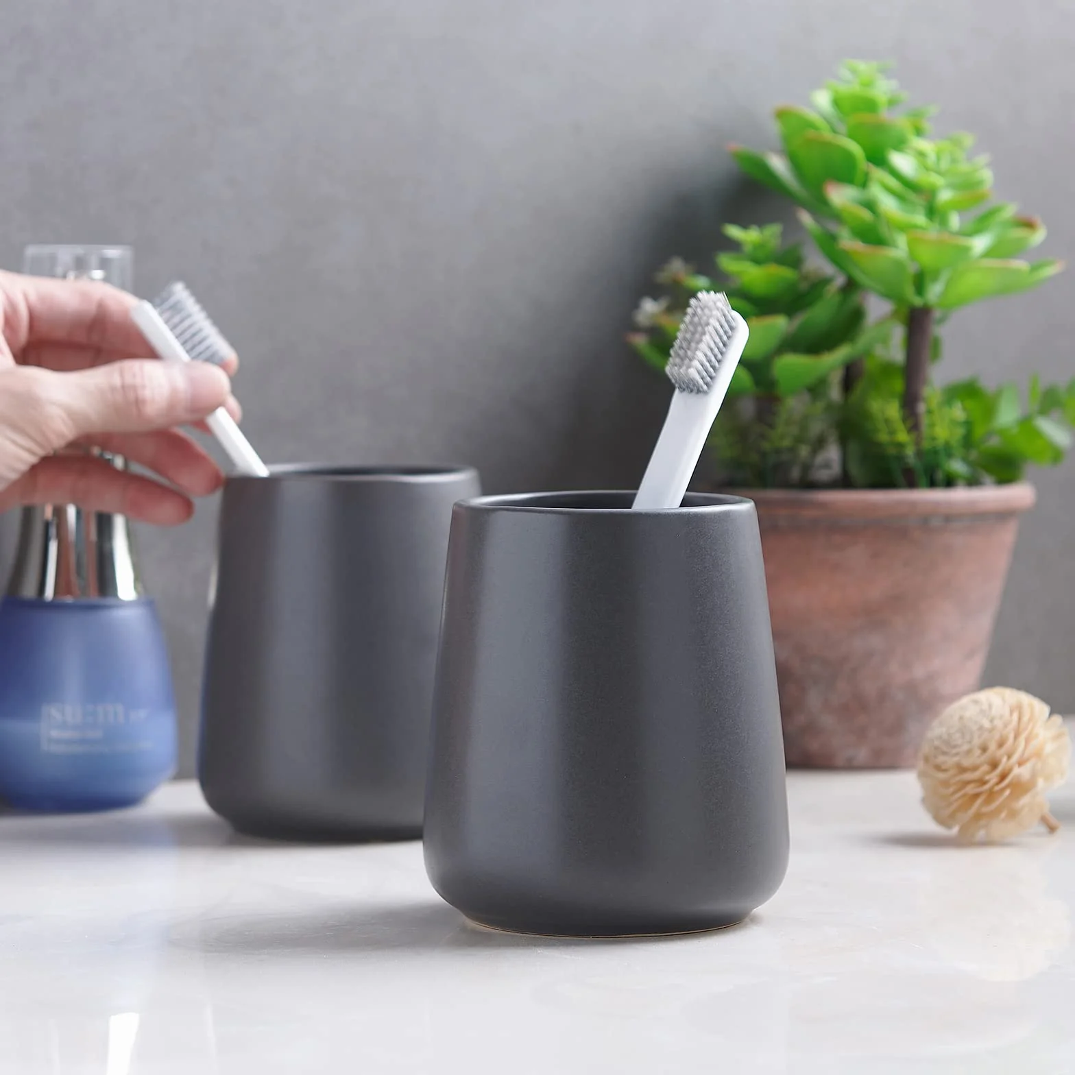 Matowe szare uchwyty na szczoteczki do zębów do łazienki – 2 szt. ceramicznych uchwytów na szczotkę do zębów, uchwyt na pastę do zębów, kubki do płukania jamy ustnej wielokrotnego użytku, oszczędność