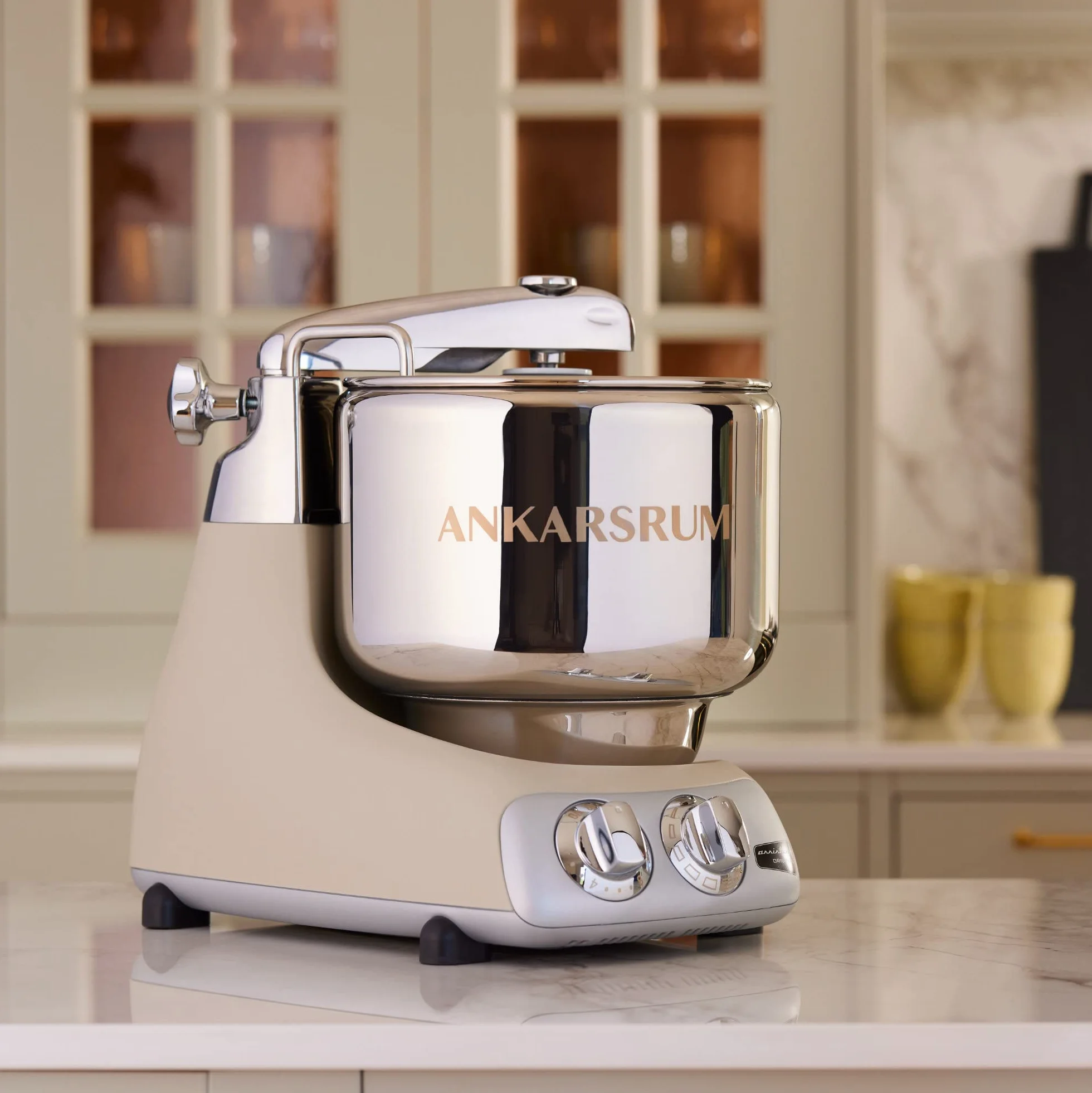 Ankarsrum Assistent 6230 Harmony Beige – 1500 W, miska ze stali nierdzewnej 7 l, aluminium z recyklingu, ręcznie wykonana w Szwecji, wytrzymała i wszechstronna