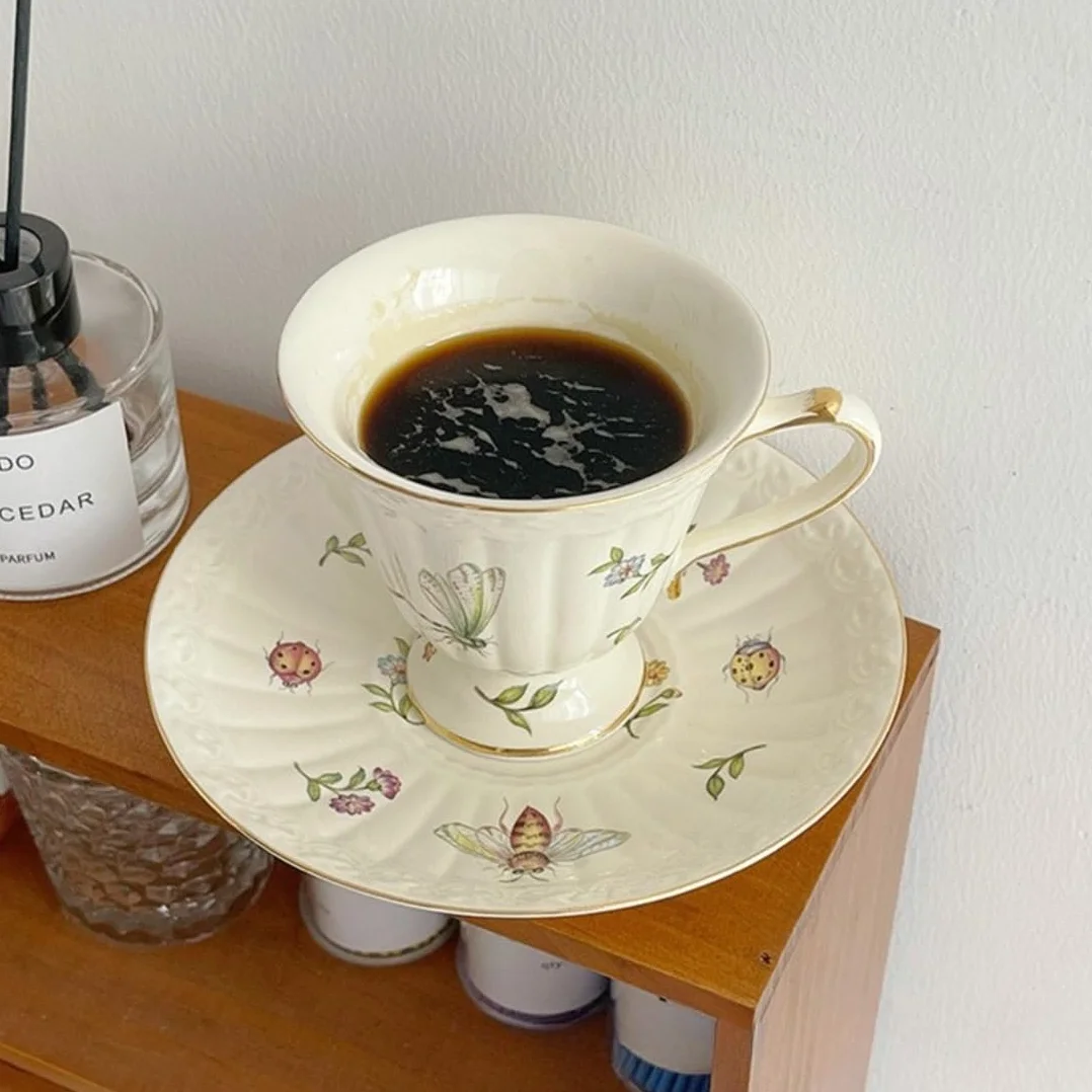 Ceramiczny kubek do kawy ze spodkiem i zestawem łyżek, elegancki design retro do użytku domowego i restauracyjnego