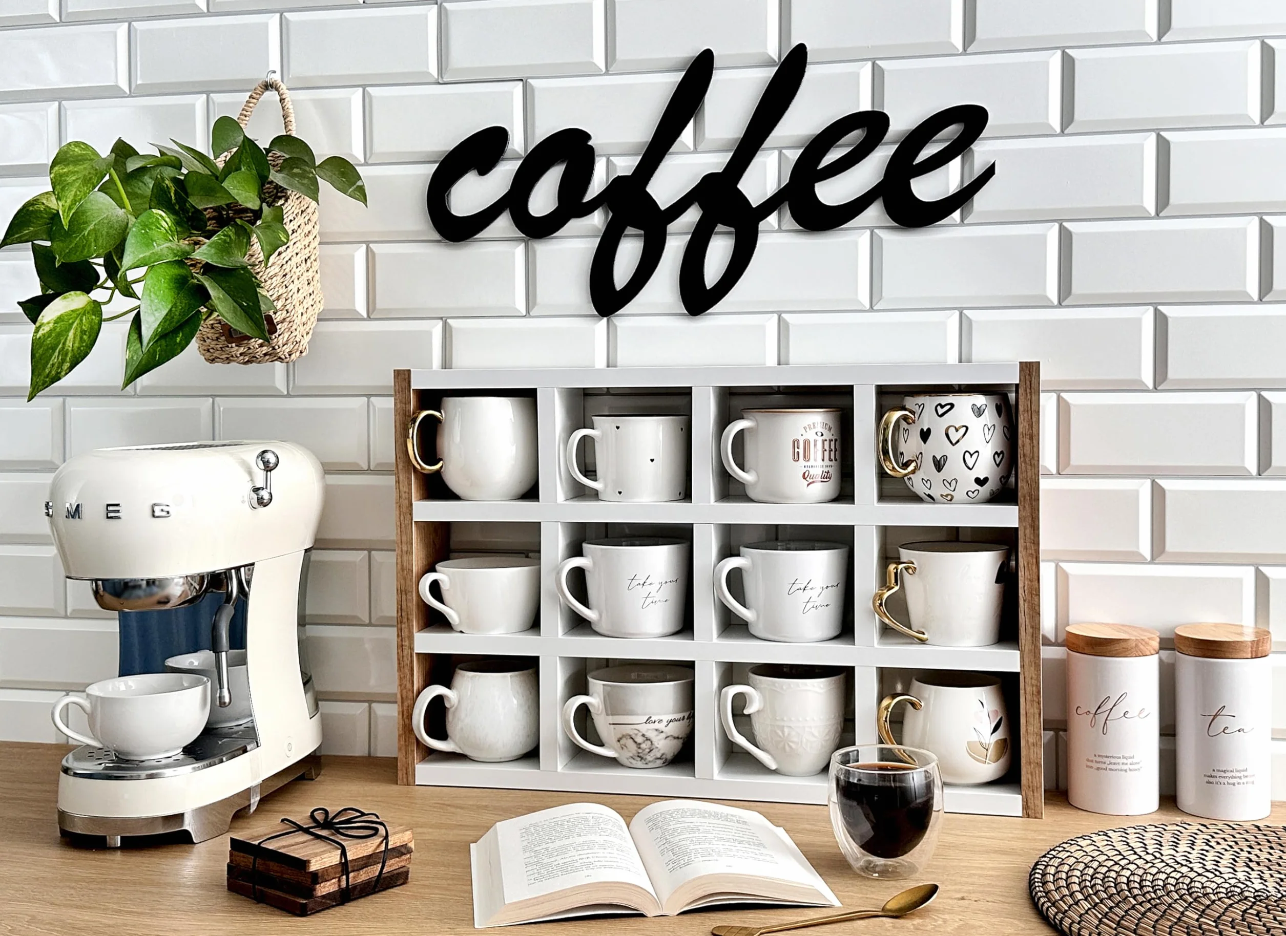 Stojąca półka na kubki – stylowy organizer na kubki, filiżanki i akcesoria | 12 przegródek | Bez montażu | Idealna do kuchni, jadalni i biura | Dąb Craft + biały