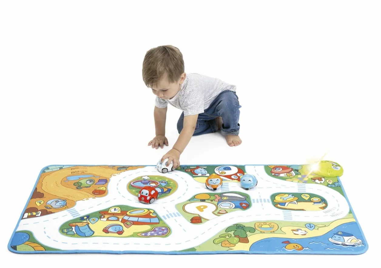 Chicco Elektroniczna mata do zabawy w mieście Turbo Ball Maxi 110 x 60 cm, interaktywny dywan ze światłami i quizami, 15 punktów interakcji, z 1 pojazdem Turbo Ball, dywan do samochodu, 1-4 lata