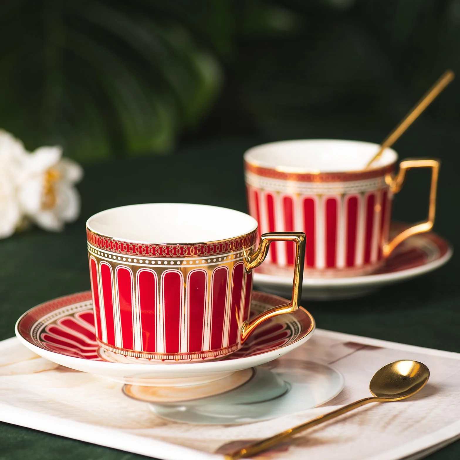 Zestawy filiżanek do kawy z ceramiki w stylu europejskim, 200 ml Kościany porcelany z eleganckim szkliwieniem w kolorach czerwono-złotych, zestaw do herbaty na popołudniowe spotkania, zestaw do