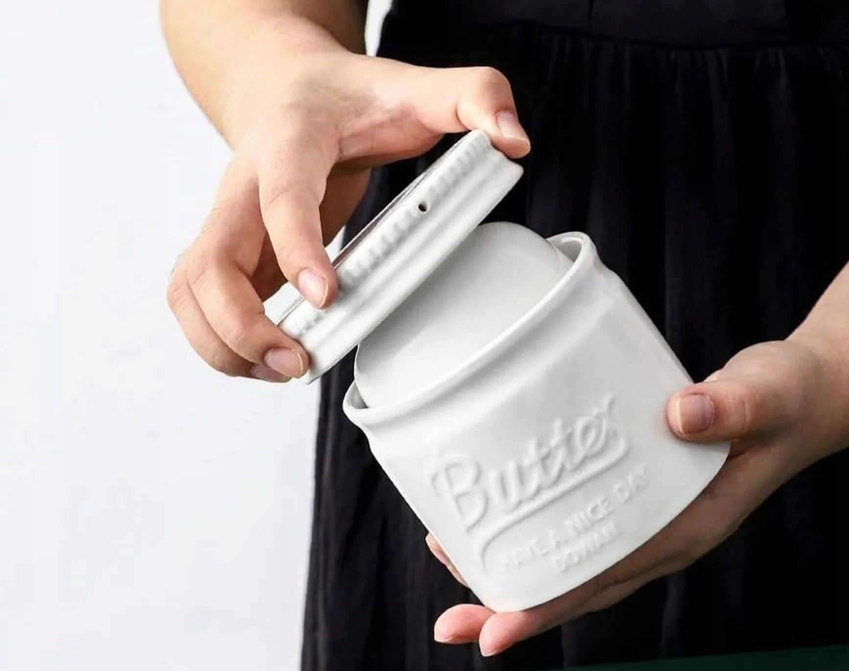 Francuska maselniczka wodna ceramiczna 200 ml z pokrywką – świeże i miękkie masło bez lodówki, elegancki biały pojemnik na masło