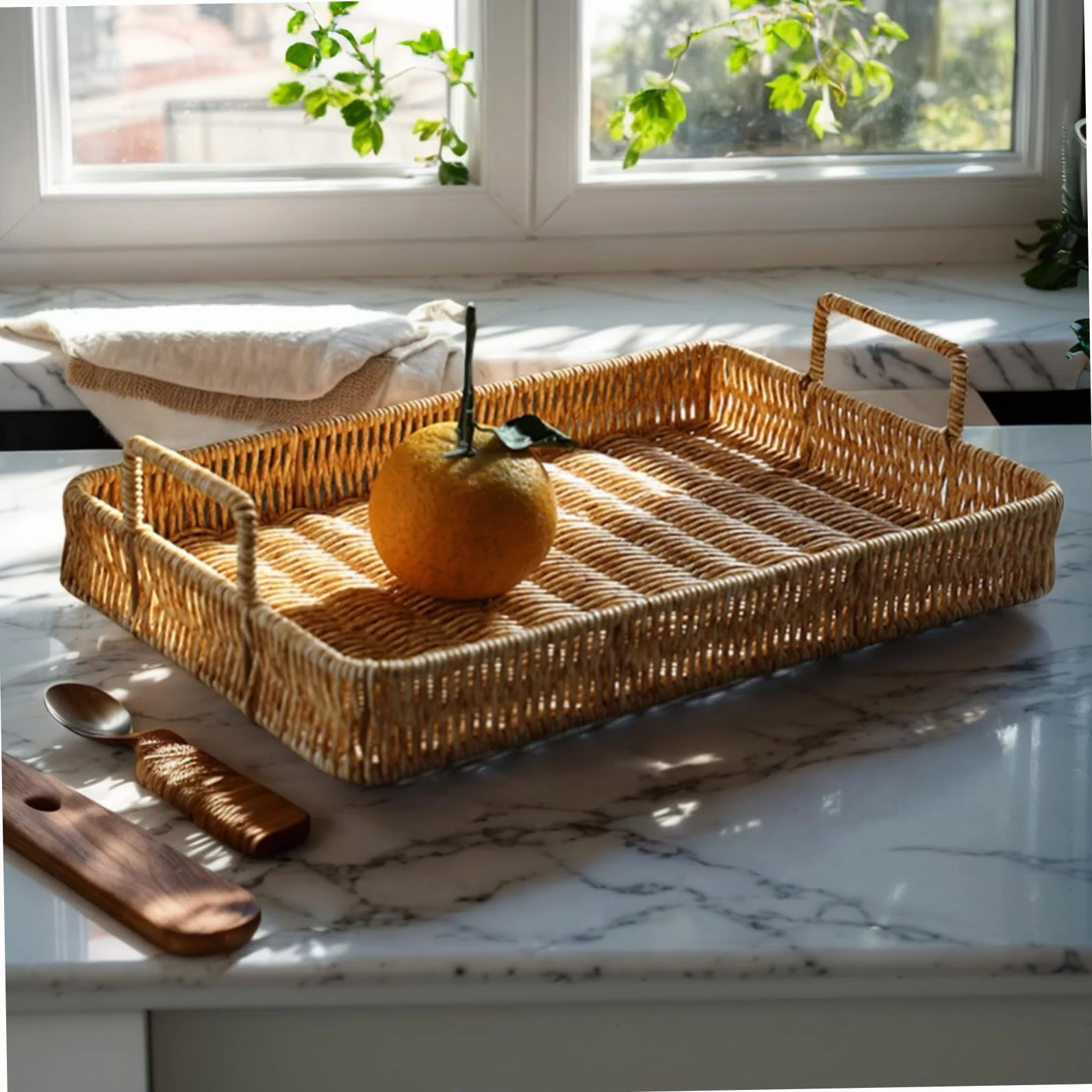 Prostokątny wiklinowy kosz do przechowywania z uchwytami, 41 x 31,5 x 8,9 cm, ręcznie robiony plastikowy rattan, duża pojemność, na stolik kawowy, dekoracja, niezbędne akcesoria łazienkowe