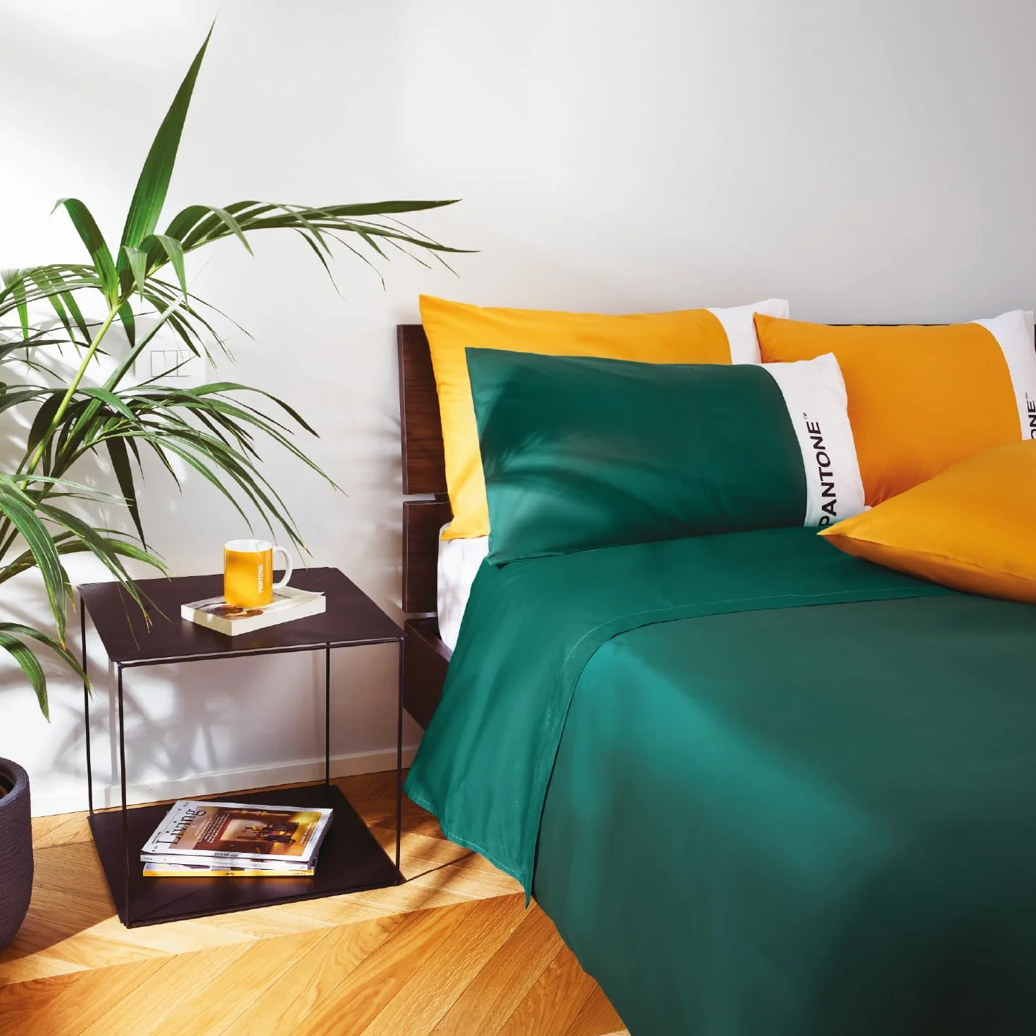 PANTONE™ - komplet pościeli bawełnianej na łóżko dwuosobowe 240 x 280 cm + prześcieradło z gumką z podwójnym łóżkiem, ochraniacz na materac 180 x 200 cm, z gumkami do materaca o wymiarach do 30 cm i