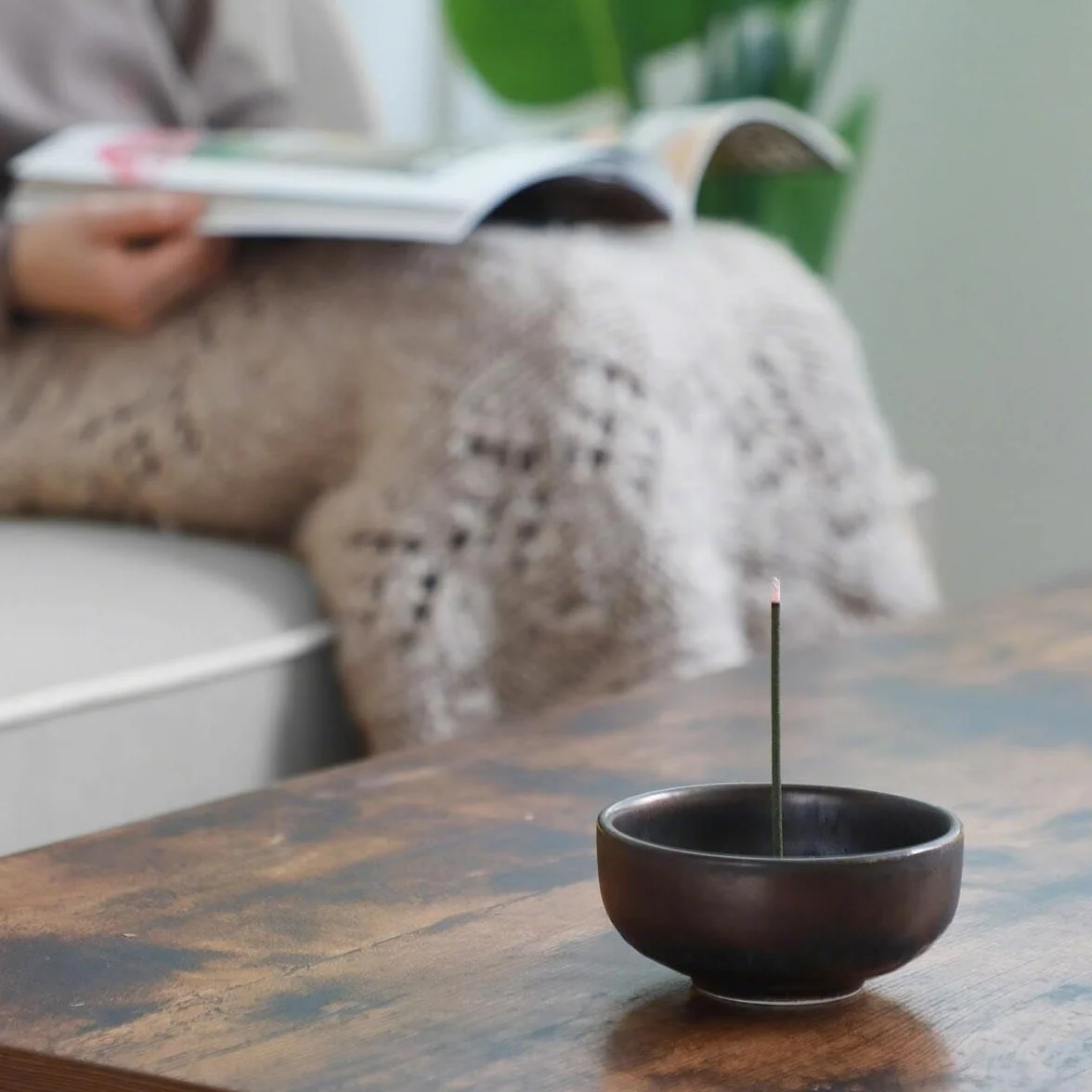 Asayu Made in Japan pojemnik na kadzidełka zen, na patyczki z łapaczem popiołu, 10 cm (3,9 cala), czarny i złoty, japoński ceramiczny łapacz popiołu i mosiężny palnik na kadzidełka - Zen czarne złoto