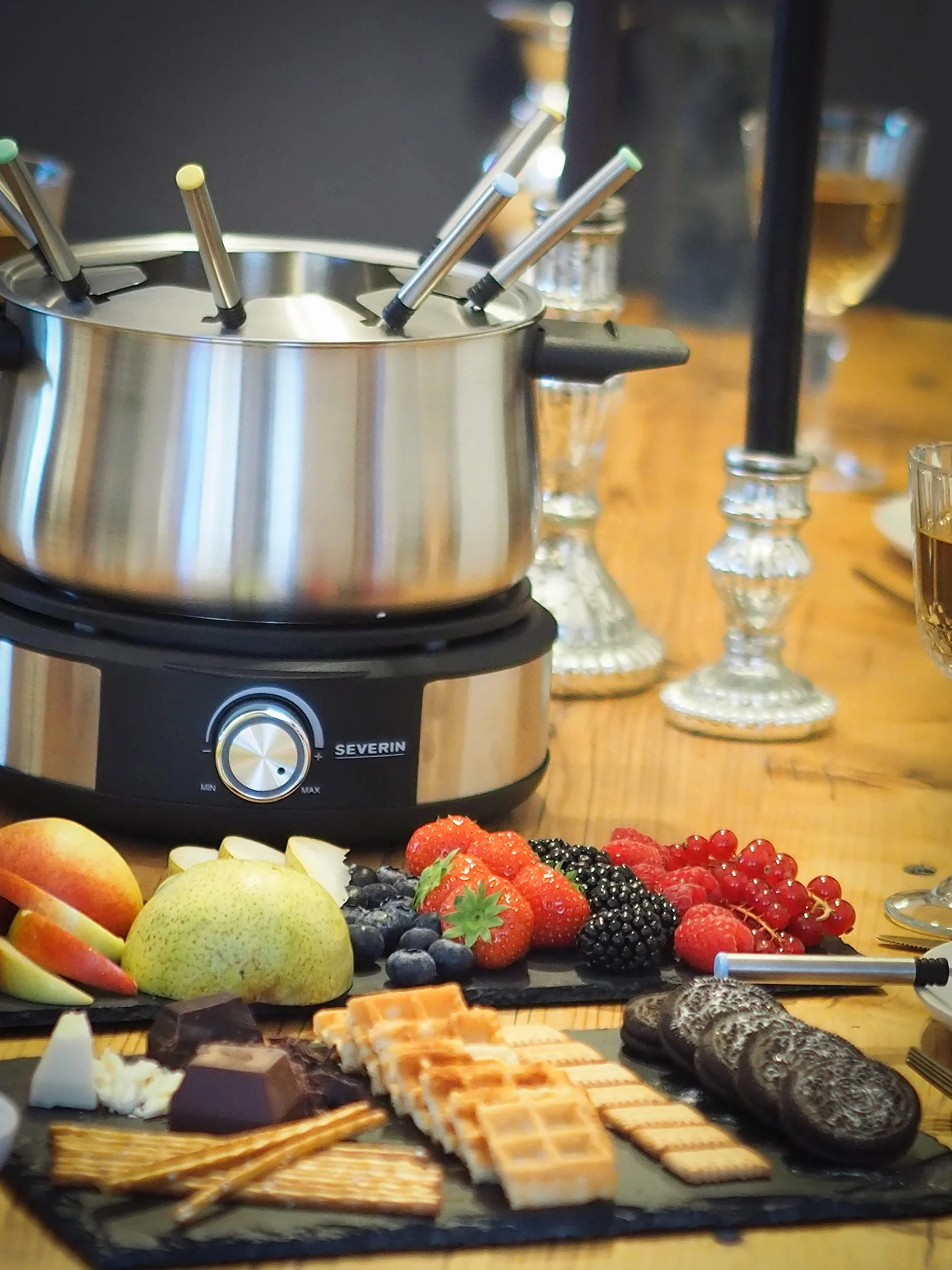 Fondue połączone z naleśnikarką SEVERIN FO 2471, urządzenie 2w1, zestaw z 8 widelcami nadającymi się do mycia w zmywarce, zdejmowana płyta do naleśników, moc 1500 W
