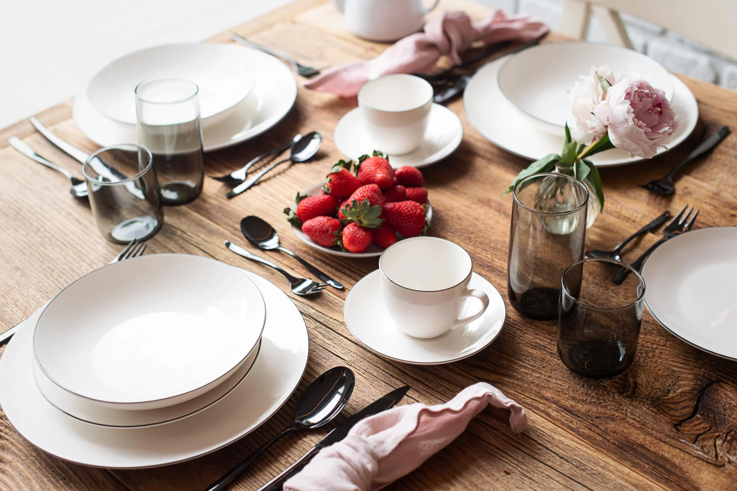 MÄSER Seria Felise, eleganckie naczynia do kawy dla 6 osób, ponadczasowe, z czarną krawędzią, porcelana, biała