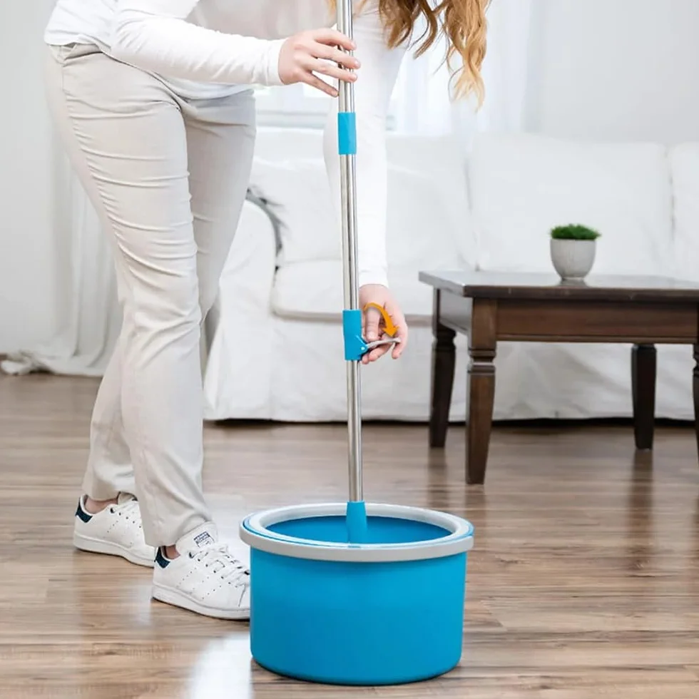 Mop Obrotowy z Dwukomorowym Systemem Filtracji - Mop 135 cm do Każdej Podłogi z Nakładką Mikrofibry - Zestaw z Wiadrem i Koncentratami do Parkietu i Płytek