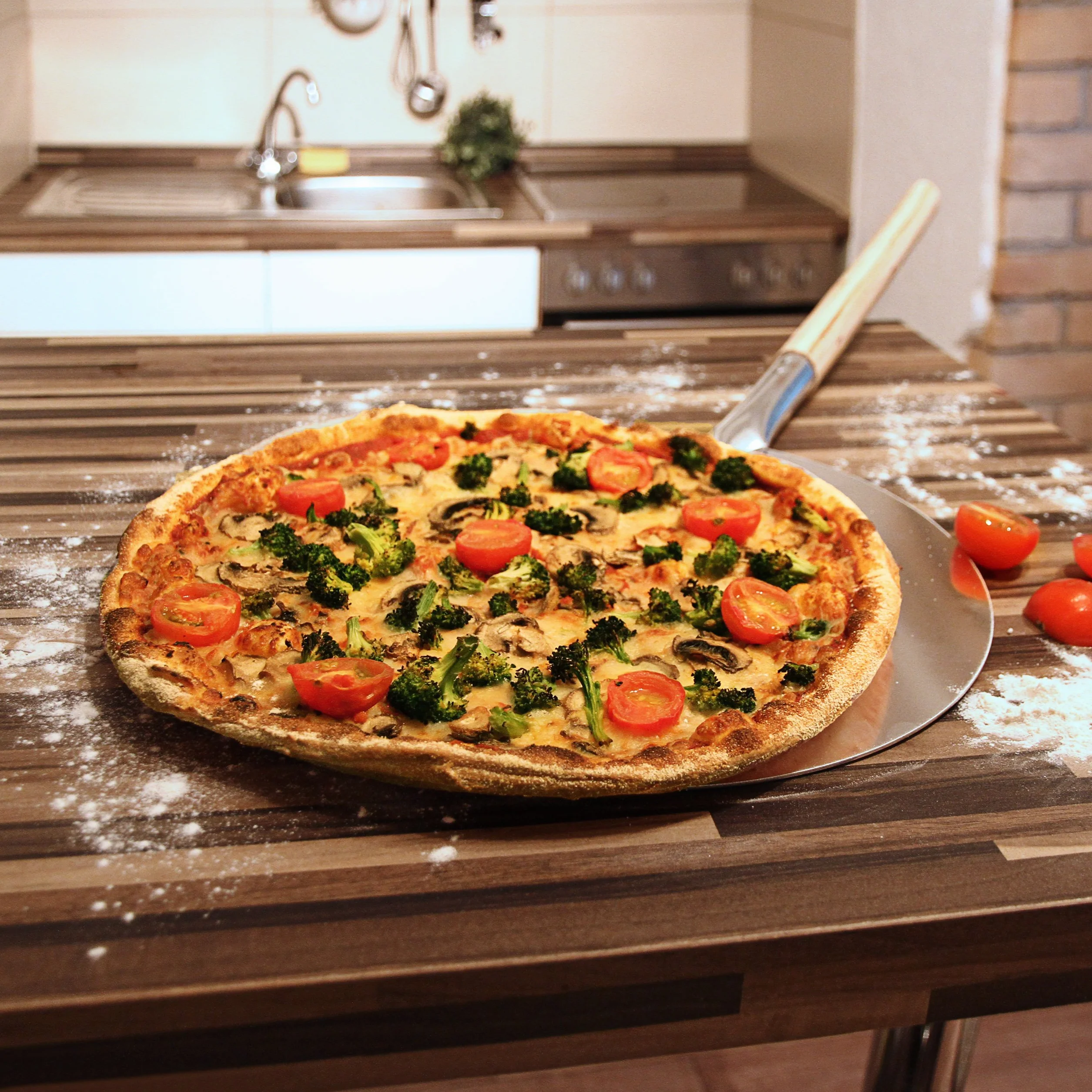 Relaxdays Łopatka do pizzy okrągła 30 cm drewniany uchwyt aluminium beżowa srebrna