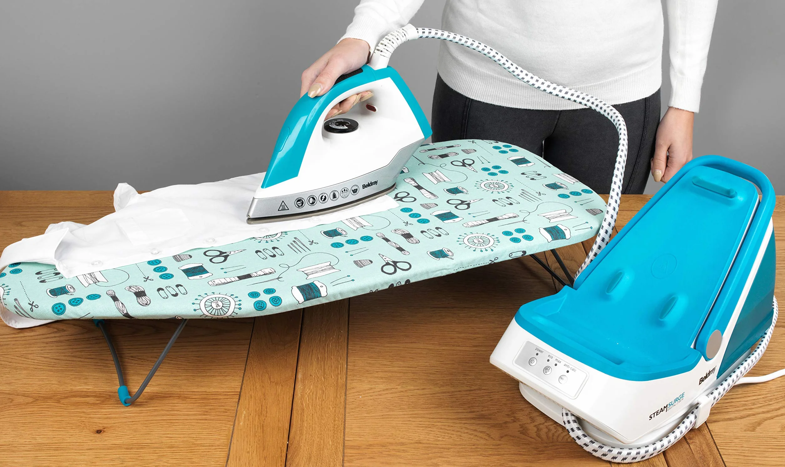 Beldray® LA023735SEW Deska do prasowania na blat, 73 x 31 cm, nadruk przedstawiający przybory do szycia