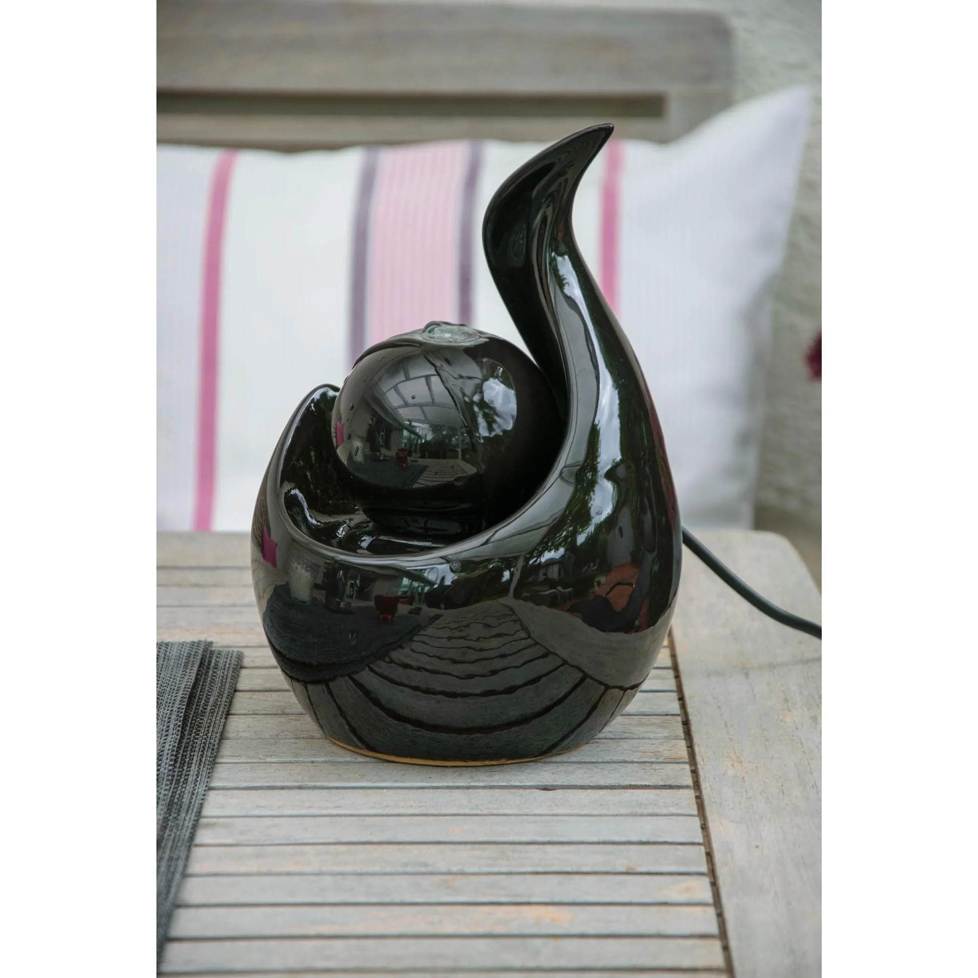 dobar® Designerska fontanna pokojowa z ceramiki wraz z pompką – mała dekoracyjna fontanna stołowa – 16,5 x 14,5 x 23 cm | czarna