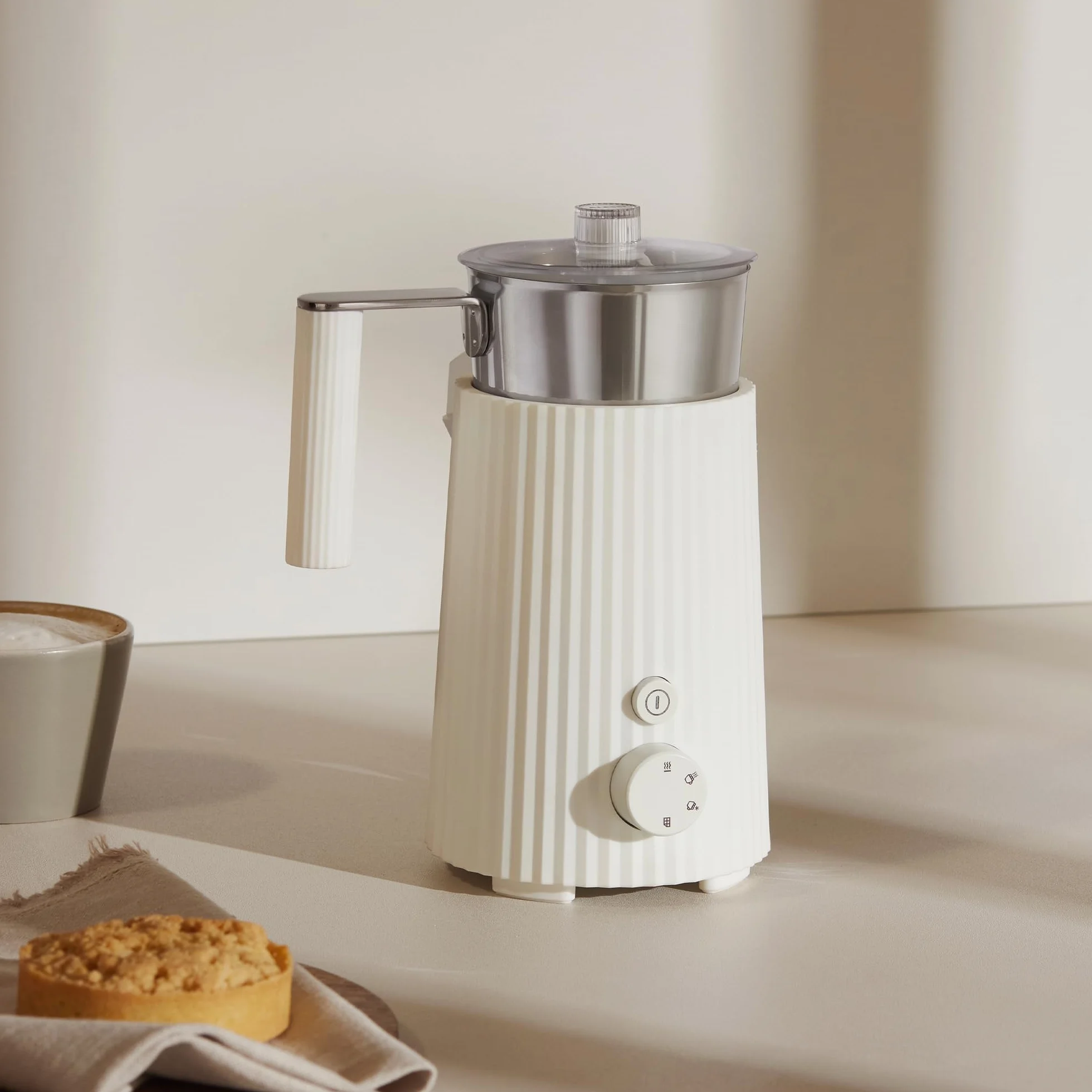 Alessi Plissé MDL13 W wielofunkcyjny spieniacz do mleka indukcyjnego, z żywicy termoplastycznej, dzbanek ze stali nierdzewnej 18/10, wtyczka europejska 600 W, 35 cl, biały