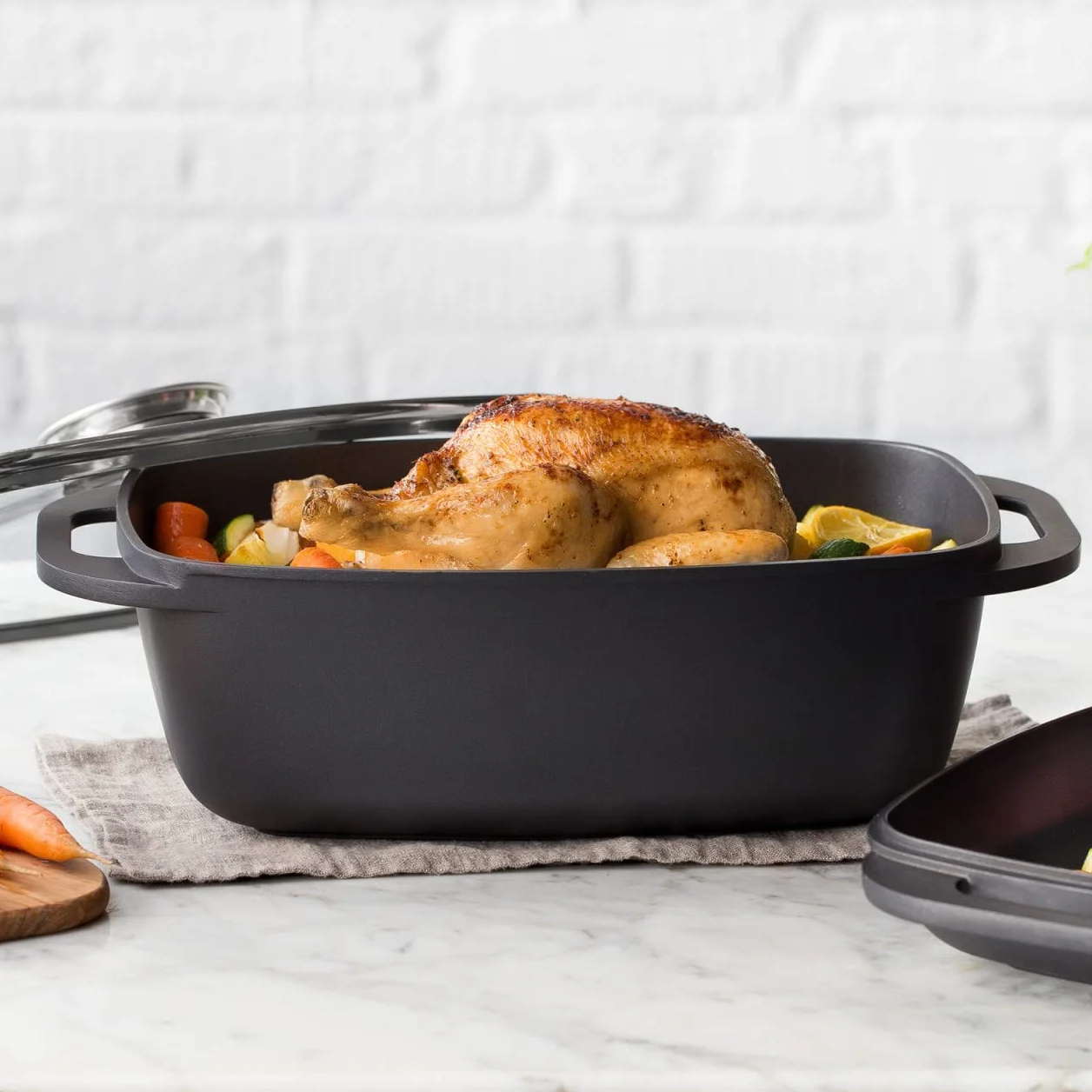 Brytfanna z odlewu aluminiowego, 7 l, w zestawie pokrywka grillowa ze zintegrowanym przyciskiem aromatu, patelnia do duszenia, nieprzywierająca powłoka teflonowa, do 240°C, nadaje się do mycia w zmywarce