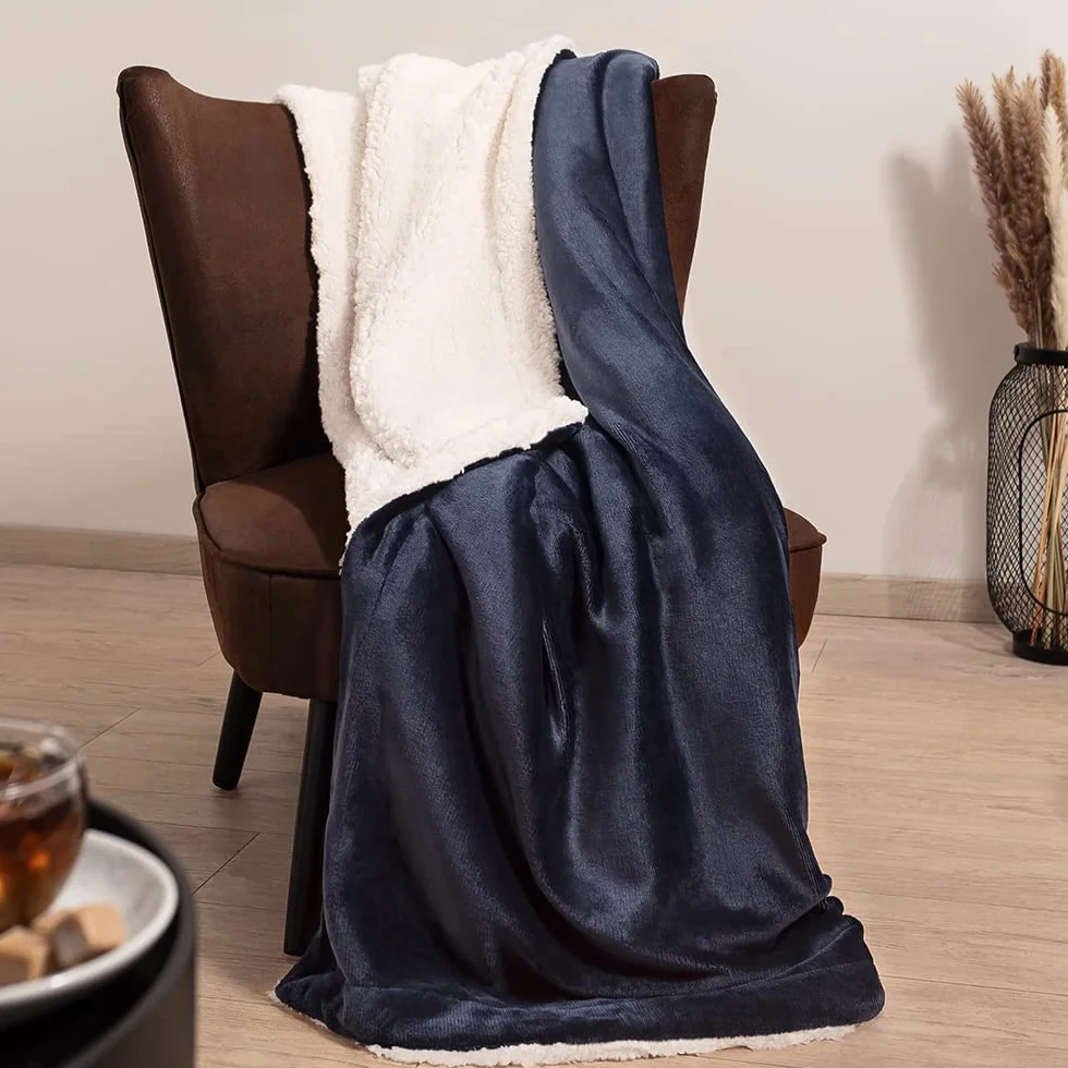Blumtal Premium Sherpa Kuscheldecke miękka – Koc do mieszkania 150x200 cm – certyfikowany przez OEKO-TEX – koc w kolorze Dark Ocean-Niebieski