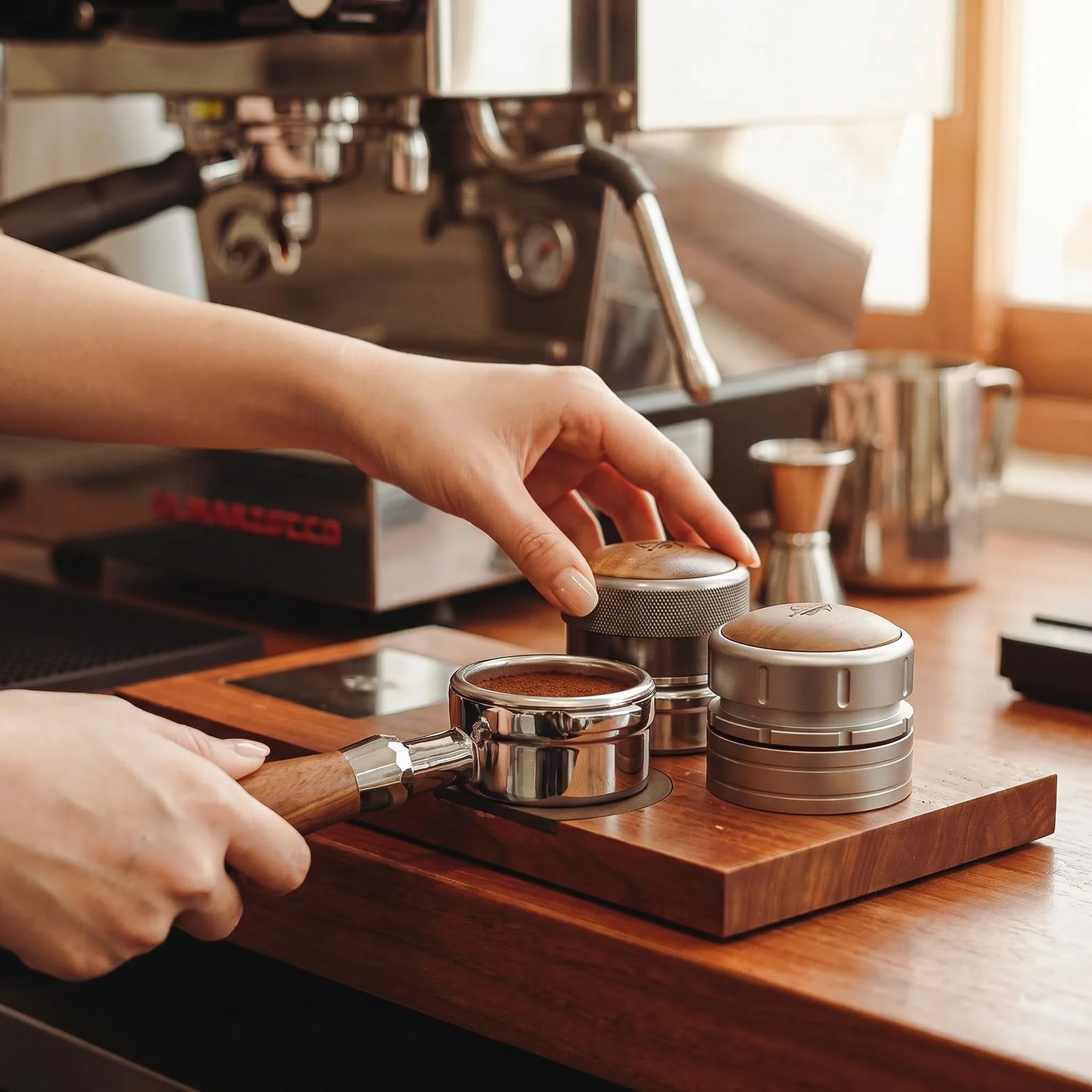 CrossCreek Dystrybutor espresso 58 mm, regulowana głębokość pasuje do wszystkich portafiltrów do espresso 58 mm, Breville/Rancilio/La Marzocco, narzędzia do dystrybucji ze stali nierdzewnej i orzecha