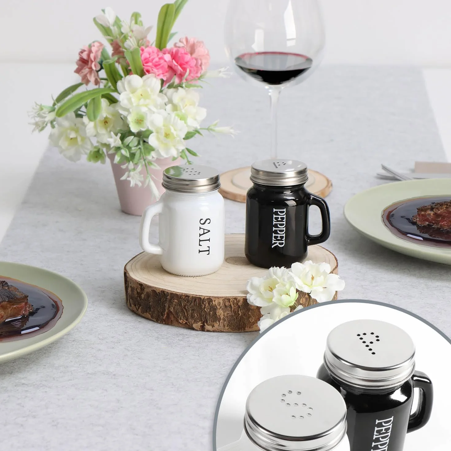 COM-FOUR® 4-czesciowy zestaw solniczka i pieprzniczka - szejker do przypraw z zakrecana pokrywka i uchwytem - sloiczek na przyprawy w ksztalcie kufla do piwa z napisem (4 czesci - szklo czarno-biale)