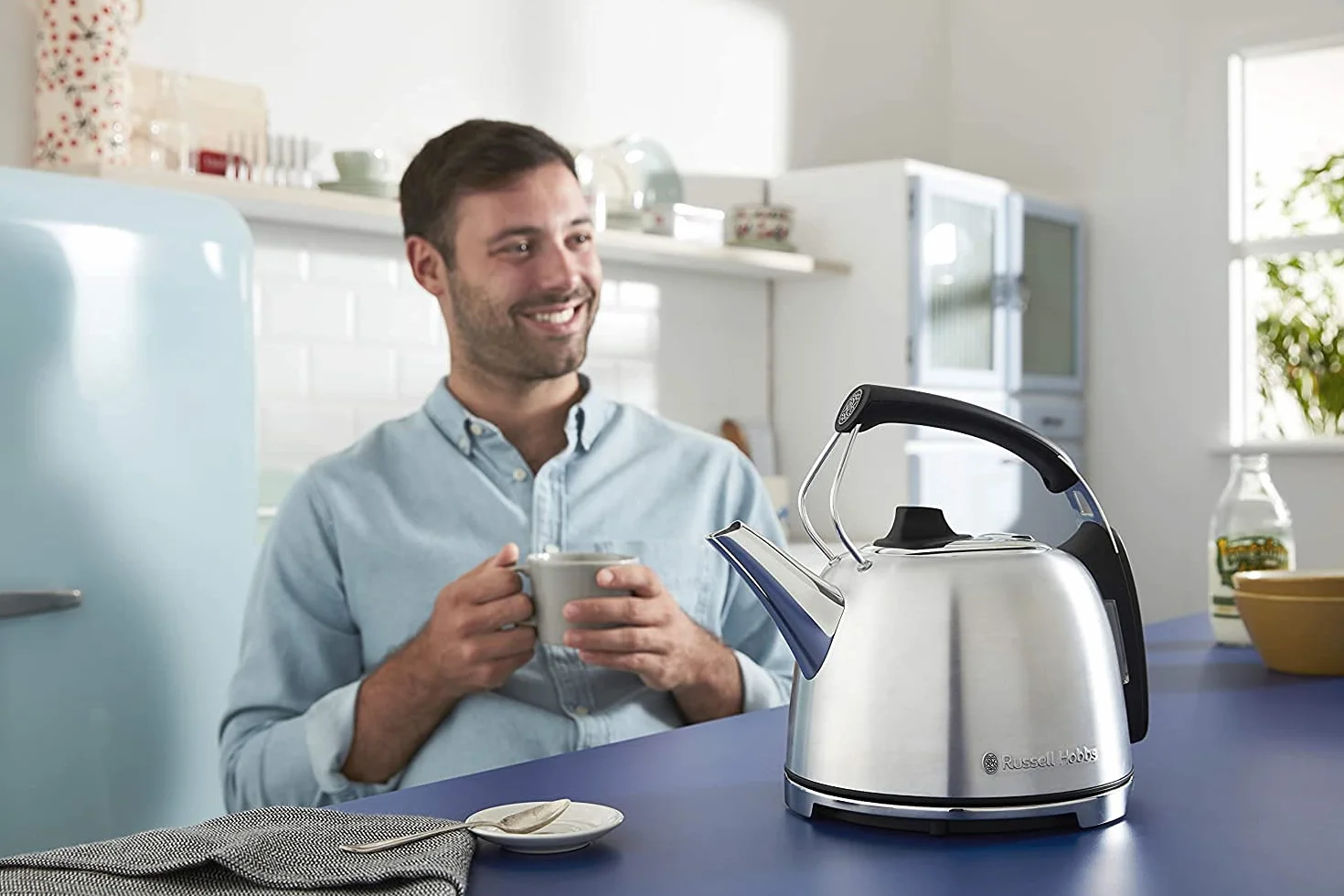 Russell Hobbs czajnik elektryczny, wymienny filtr antywapienny, markery szybkiego ładowania, filtr osadów, automatyczny włącznik, pojemność 1,2l, moc 2400W, stal nierdzewna, srebrny, Retro 25860-70