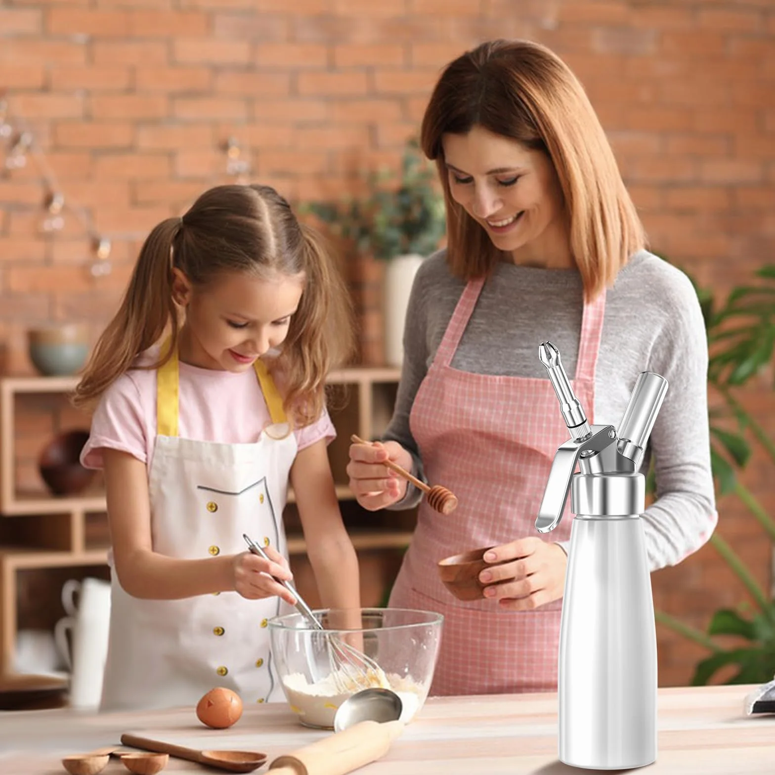 Newaner Syfon do bitej śmietany 500 ml, z aluminium, z 3 końcówkami ze stali nierdzewnej, 1 szczotka do czyszczenia, do dekoracji tortów urodzinowych, ciast, lodów i deserów