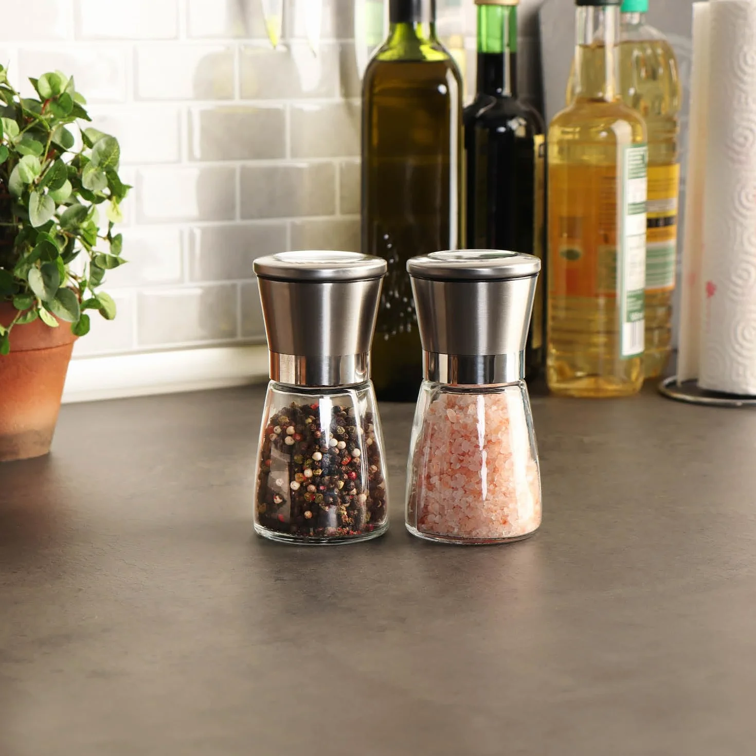 COM-FOUR® 2-czesciowy zestaw mlynków do soli i pieprzu ze szkla i stali nierdzewnej z ceramicznym mlynkiem - eleganckie akcesoria kuchenne - nowoczesny mlynek do przypraw (02 sztuki - z pokrywka)