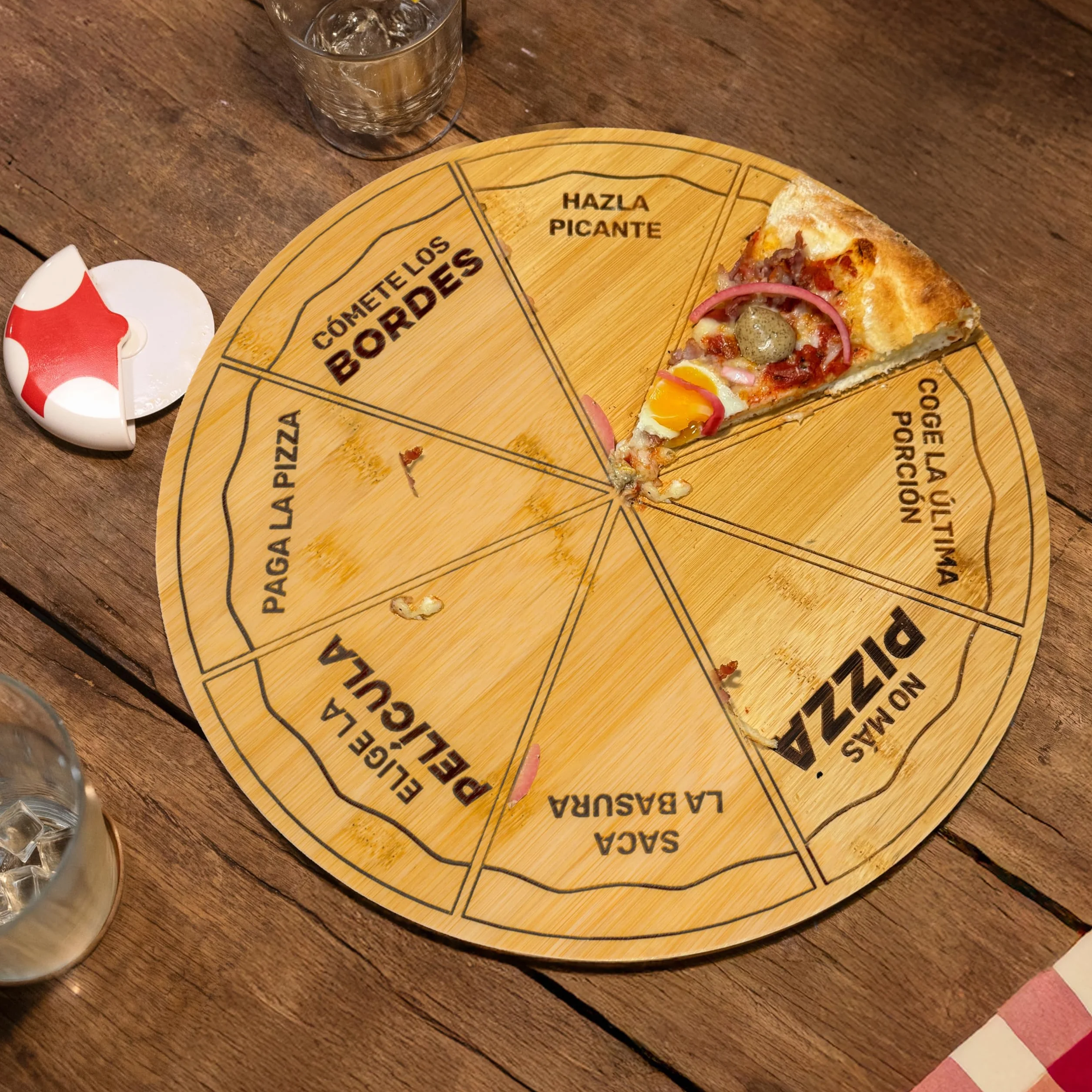 Fisura – Oryginalna taca do pizzy. Taca na pizzę z zabawnymi wiadomościami po hiszpańsku. Okrągła deska z równymi porcjami z drewna bambusowego. Średnica 35 cm.