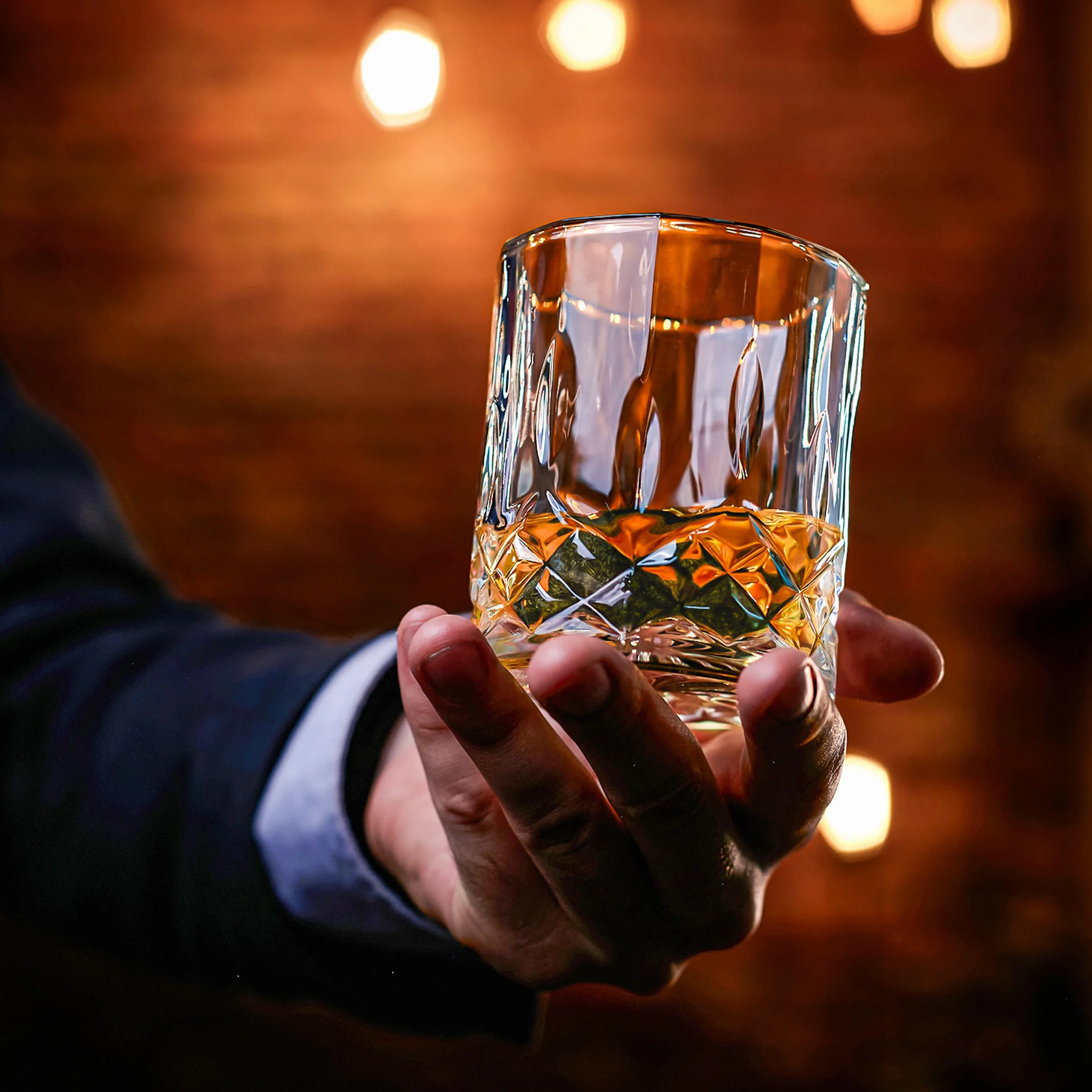 WHISISKEY Zestaw Karafka do Whisky - Zestaw Prezentowy Whiskey - Prezenty dla Mężczyzn - Pomysły na Prezent dla Mężczyzny - Klasyczna Karafka 700ML, 2 Szklanki do Whisky, 8 Kamienie do Whisky