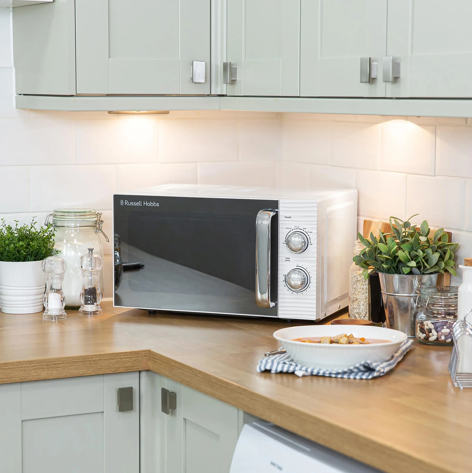 Ręczny piec mikrofalowy Russell Hobbs RHM1731 Inspire 17 l i 700 W, biały, z 5 poziomami mocy, timerem, funkcją rozmrażania, łatwy do czyszczenia.
