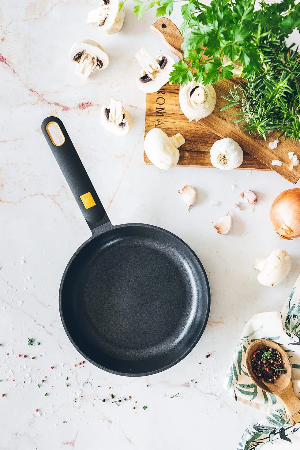 BRA Daily Pro - zestaw 3 patelni odlewu aluminiowego 20-24-28 cm, trójwarstwowa nieprzywierająca bez PFOA, nadają się do wszystkich rodzajów kuchenek i indukcyjnych, kolor czarno-żółty