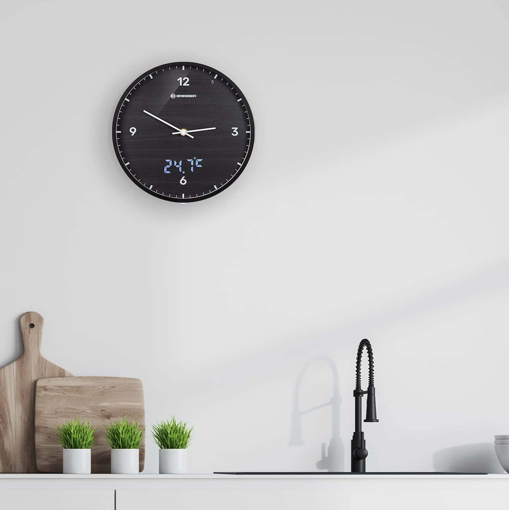 Bresser Zegar radiowy MyTime LEDsec z tarczą 24 cm, wyświetlaczem sekundnika LED, temperatura wewnętrzna i bezgłośny mechanizm zegarowy, czarny