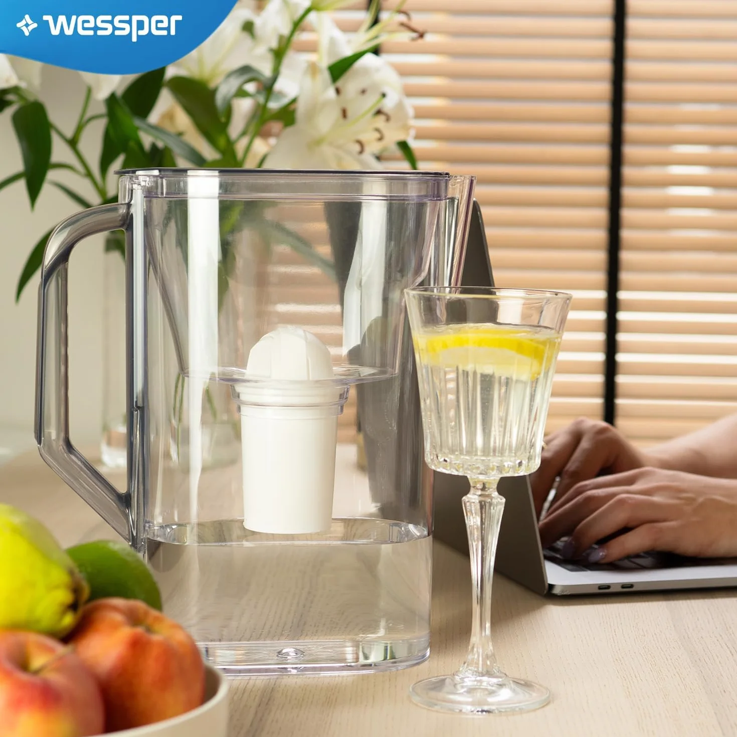 Wessper Dzbanek Filtrujący 2.7 L, Kompatybilny z filtrem Brita Classic na Drzwi Lodówki | Filtr do Wody Redukujący Kamień i Chlor, Filtrowana Woda | Dzbanek Filtrujący – Czarny