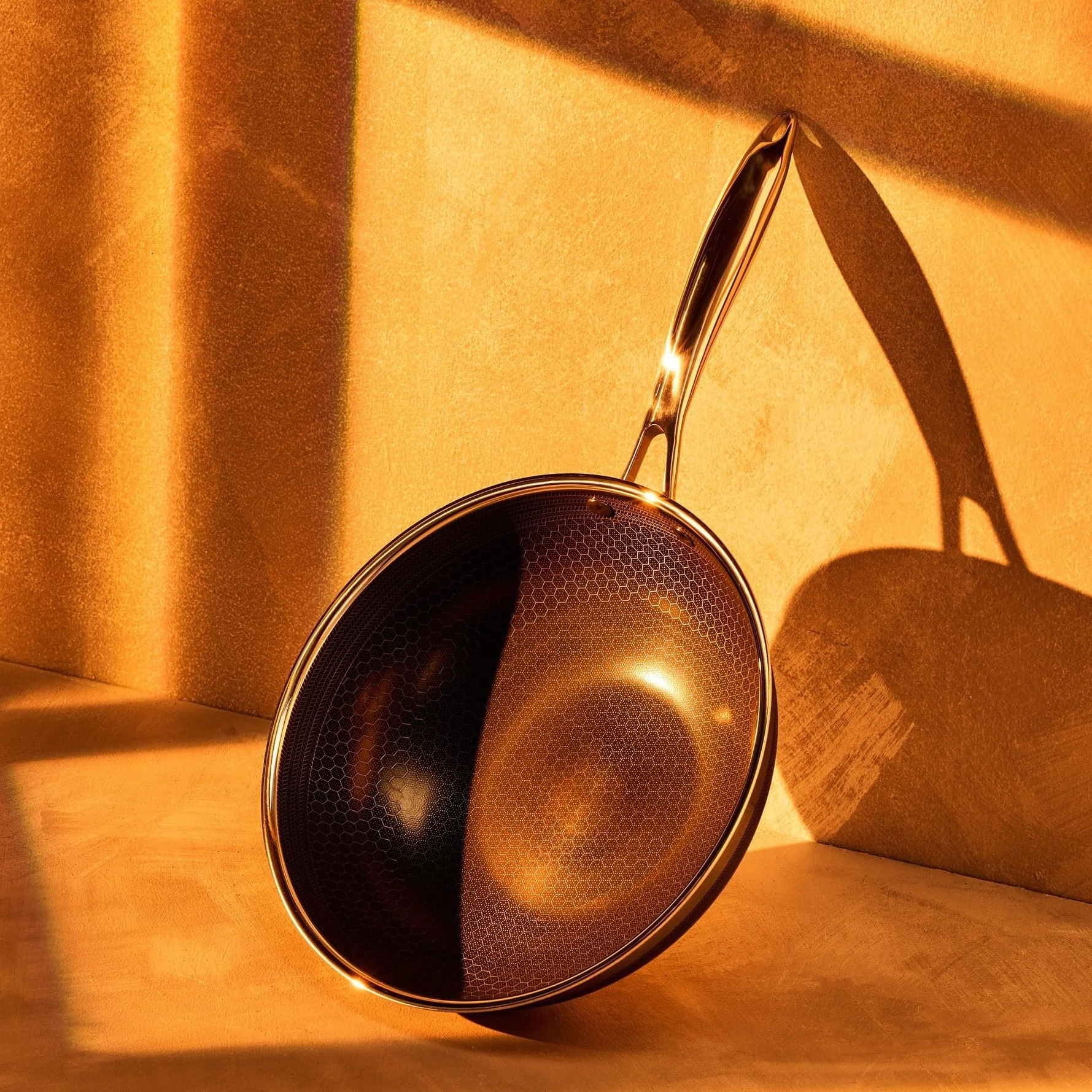 HexClad Hybrydowy nieprzywierający wok 25 cm, uchwyt utrzymujący chłód, gotowy do mycia w zmywarce, do piekarnika do 480°C, indukcyjności i kompatybilny ze wszystkimi płytami