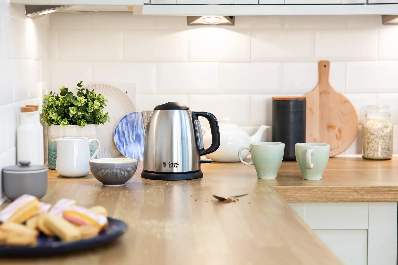 Russell Hobbs czajnik elektryczny, wymienny filtr antywapienny, kontroler strix, strefy szybkiego gotowania, mały czajnik podróżny, pojemność 1l, moc 2400W, czarny, Adventure 24991-70