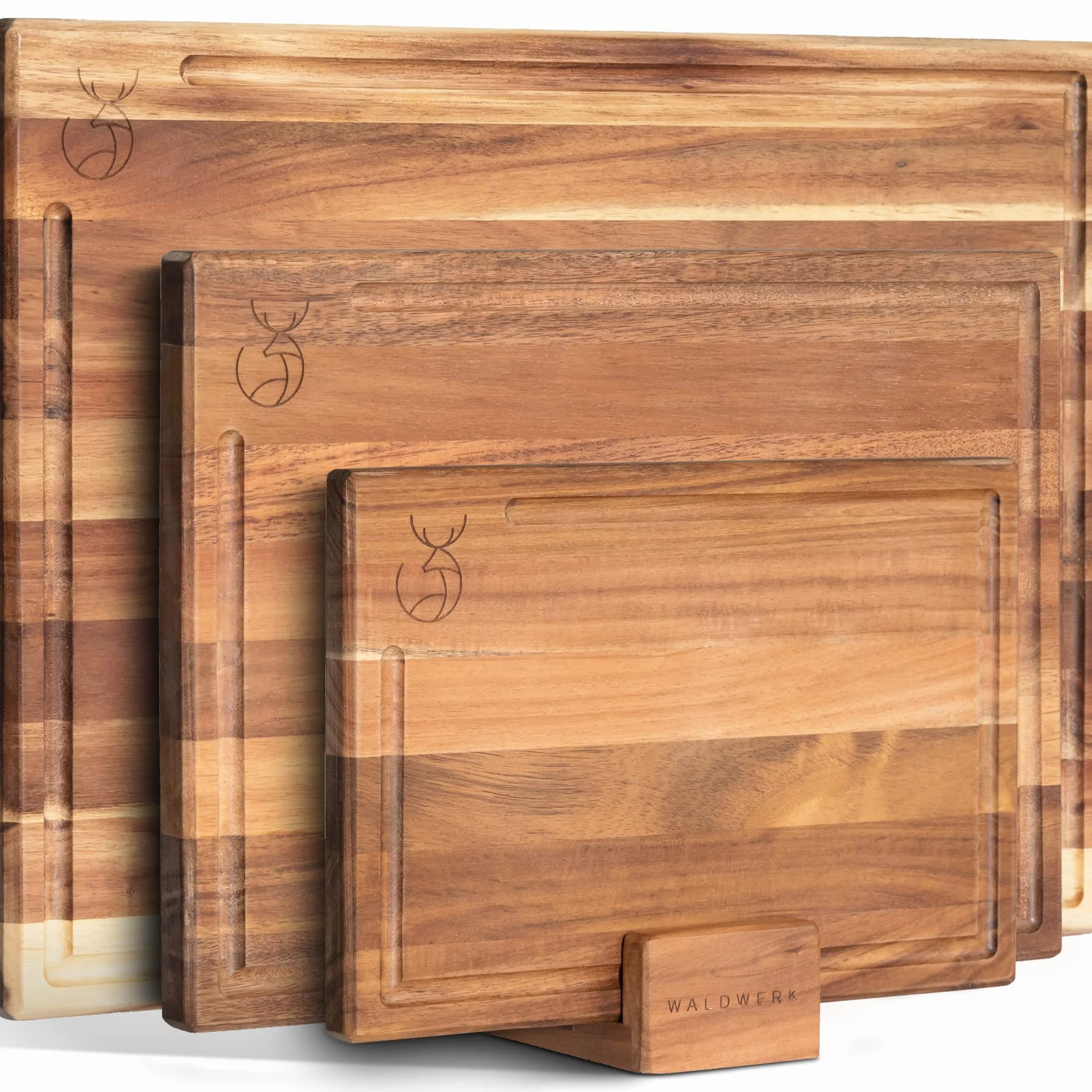 WALDWERK Zestaw 3 desek do krojenia (40×30/33×24/26×18 cm) z litego drewna akacjowego – Deski do krojenia ze stojakiem – Drewniane deski o grubości 2 cm z rowkiem na sok