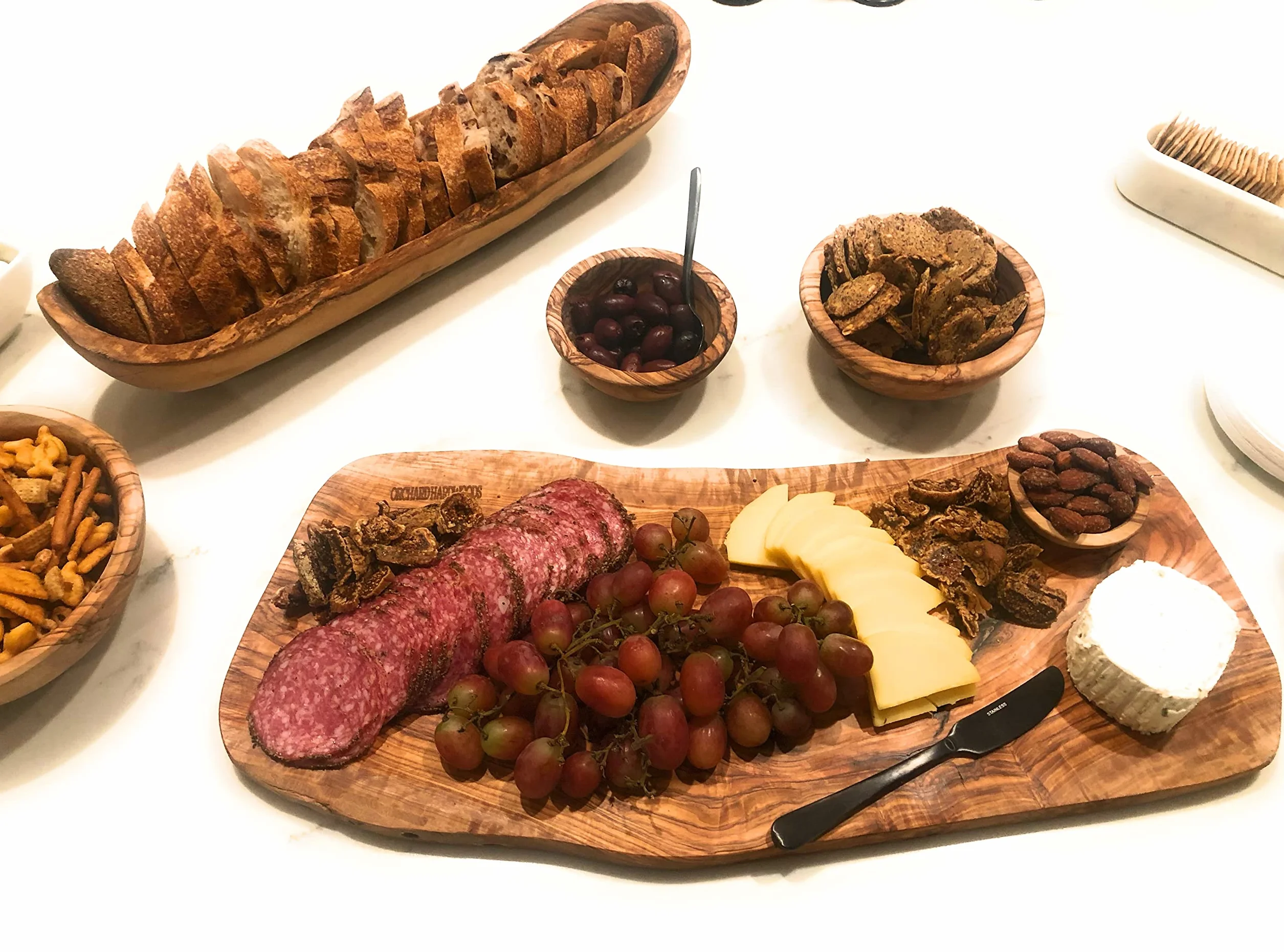 Rustykalny rzemieślniczy kosz na chleb/bagietki z drewna oliwnego- krawędź żywej kory - od Orchard Hardwoods. Owalna miska do serwowania włoskiego chleba lub dowolnego jedzenia. W średnim 35 cm, dł. 45 cm (średnio 35 x 10 x 7,6 cm)