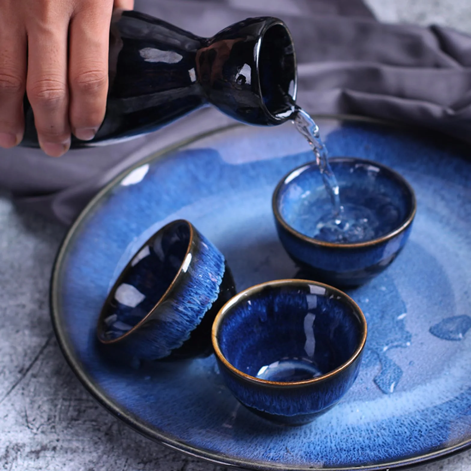 Zestaw japońskiego sake z ceramiki, 5-częściowy japoński zestaw sake z 4 kubkami do sake, 1 dzbanek do sake, zestaw dzbanków do sake z ceramicznych kubków, zestaw porcelanowych liquorów, zestaw kubków