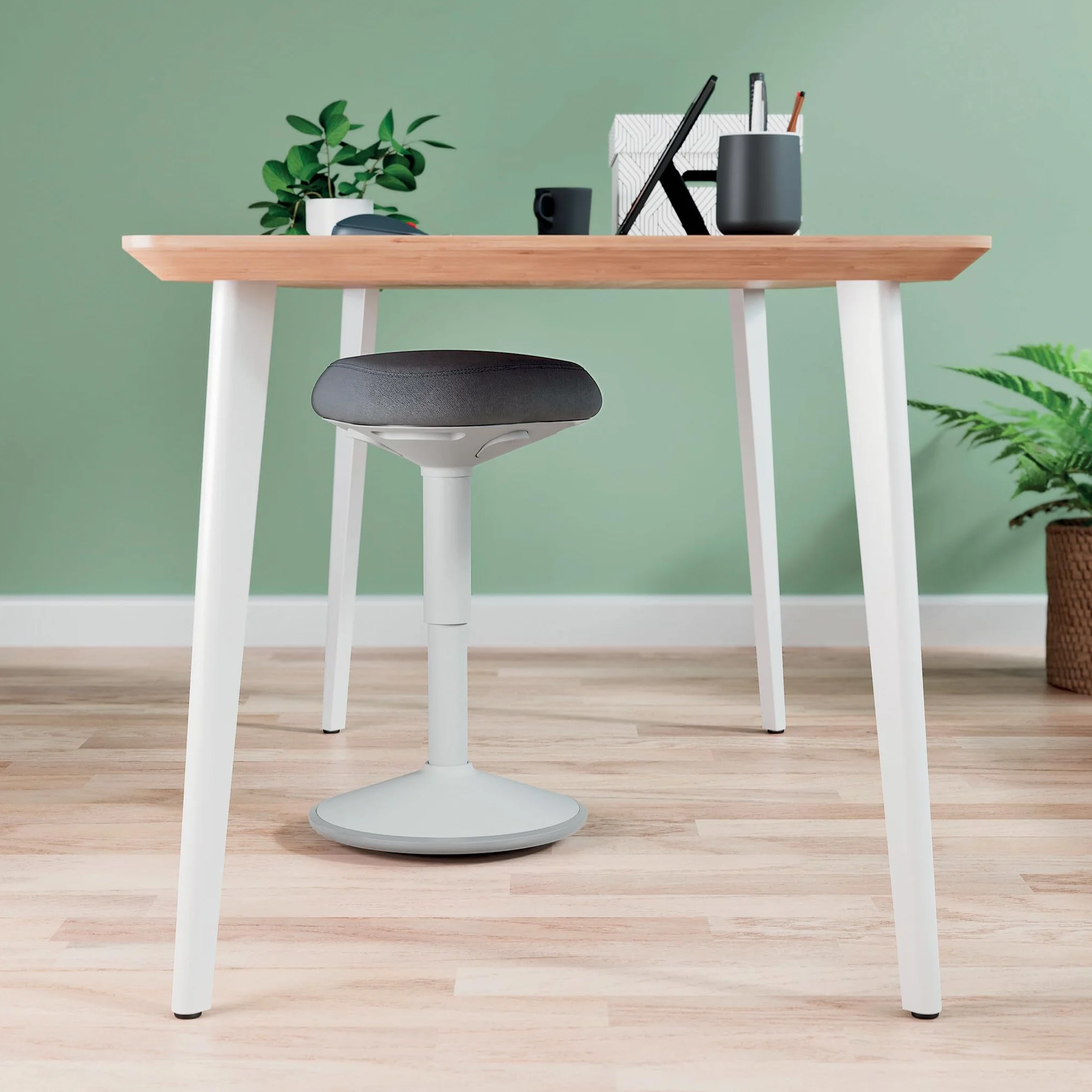 Stołek Leitz Ergo Active z Unikalną Komfortową Poduszką z Pianki o Podwójnej Gęstości, Regulowana Wysokość od 47 do 64cm, Siedzisko W 100% z Recyklingu, Udźwig 110kg, Seria Ergo, Jasnoszary, 65440085