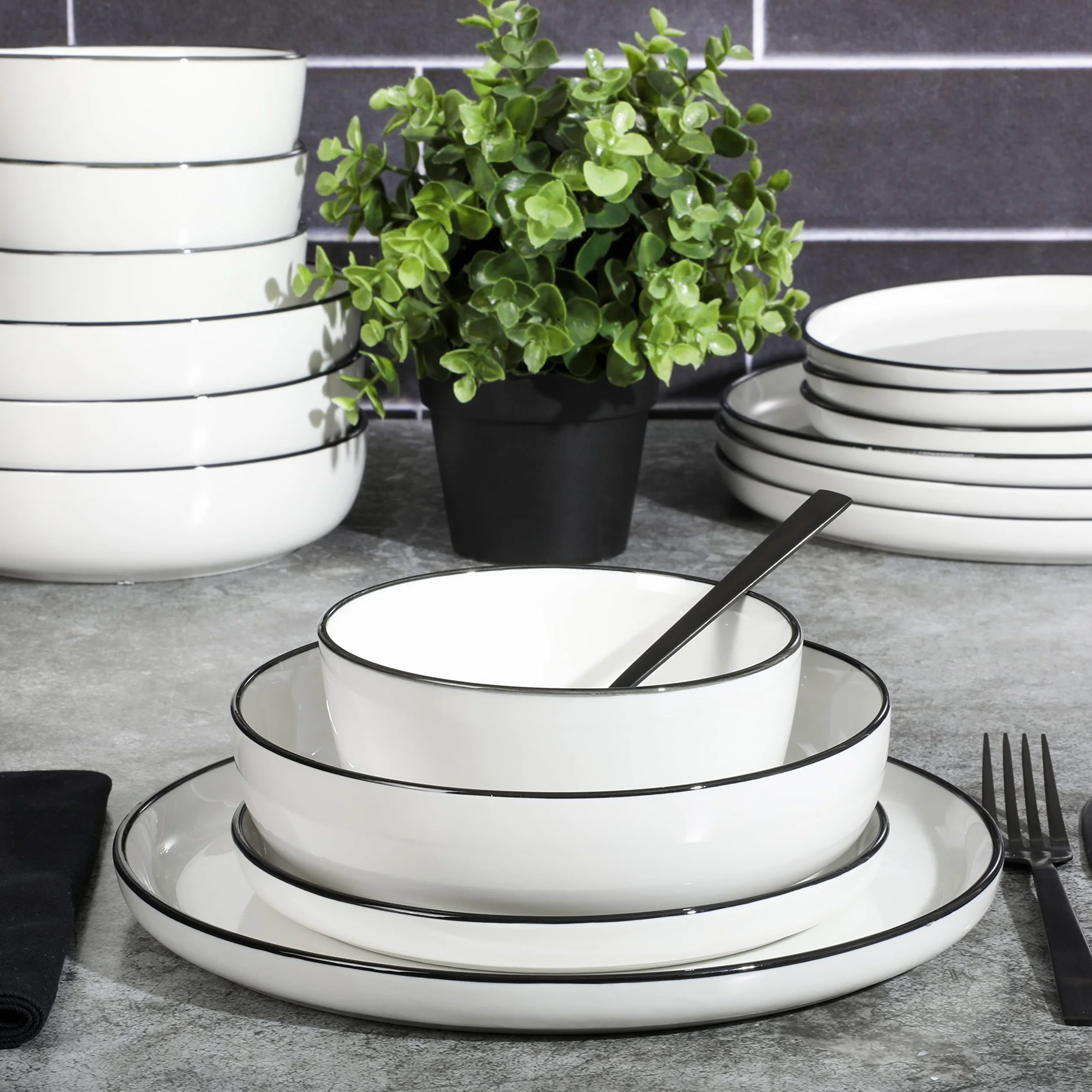 Gibson Home Oslo 16-częściowy porcelanowy zestaw zastawy stołowej, biały z czarną krawędzią