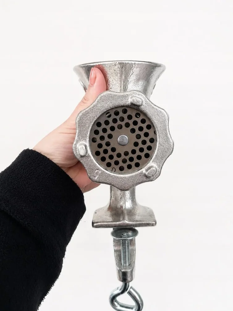 made in home - Maszynka do mięsa rozmiar 5 – ręczna maszynka do mięsa z żeliwa – z tarczą perforowaną 3 mm – wytrzymały ręczny wilk do mięsa, maku, orzechów, nasion i ziół – zacisk stołowy