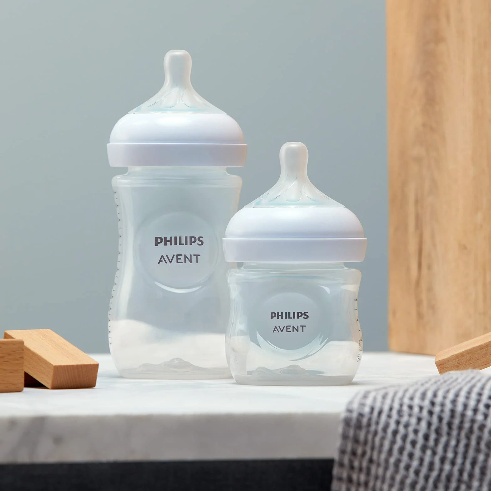 Philips Avent zestaw 4 butelek Natural z Responsywnym smoczkiem (model SCD838/11)