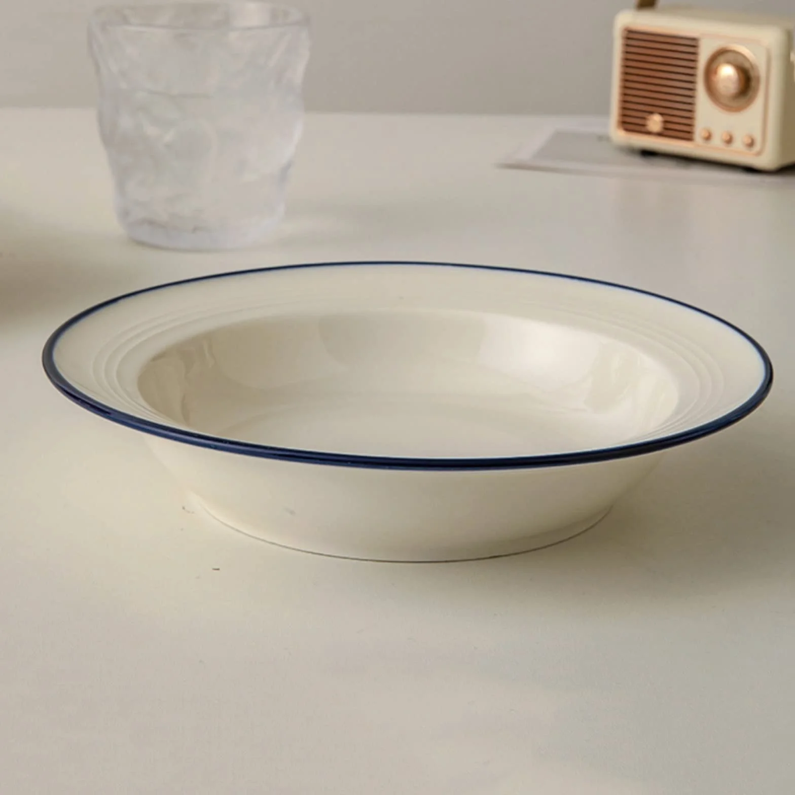 Talerz obiadowy Dwa talerze z kapeluszami Prosty talerz Ceramiczny talerz do zupy Talerz sałatkowy Talerz obiadowy Kuchnia domowa Restauracja Biały okrągły talerz Naczynia do serwowania
