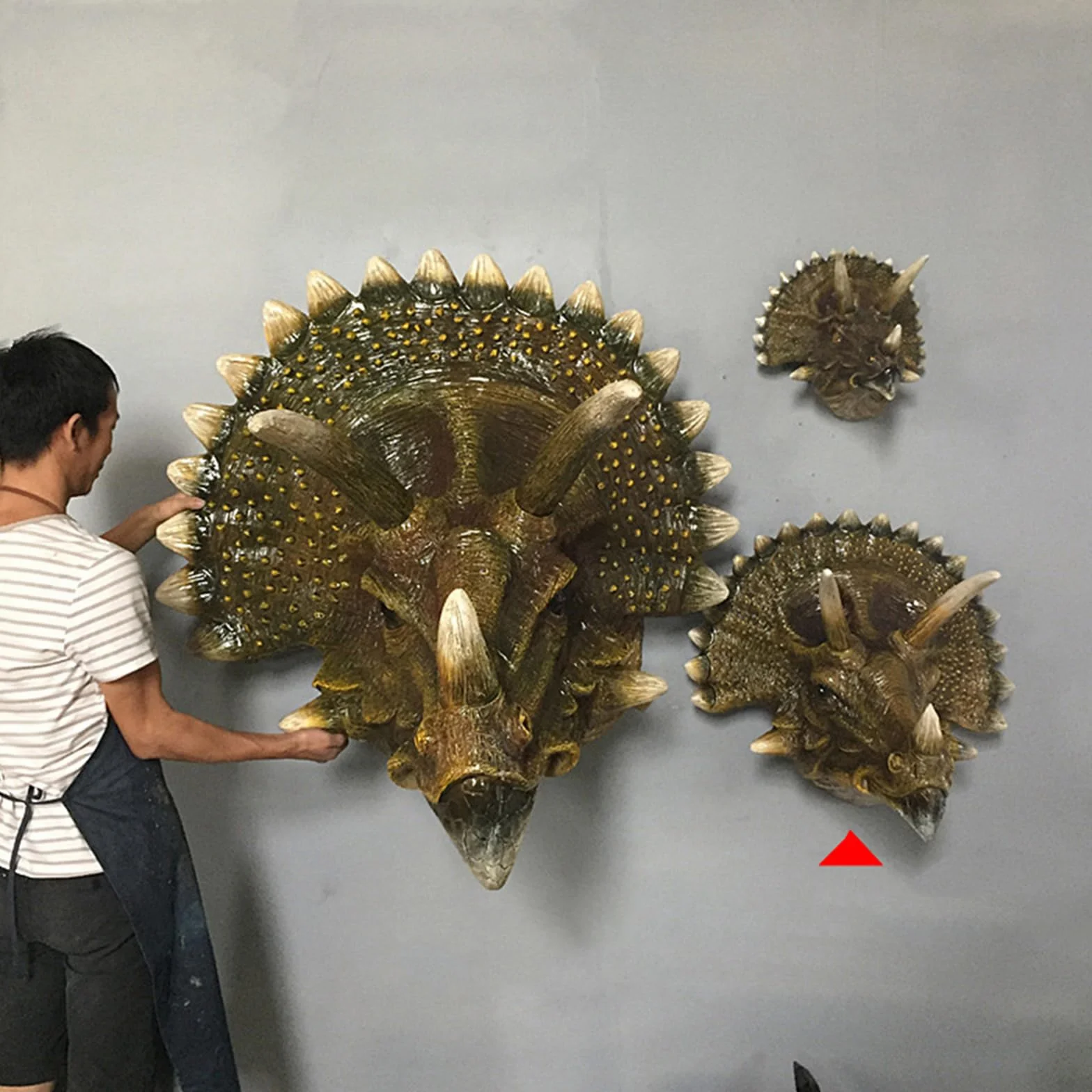 YXCQHZM Głowa dinozaura rzeźba Triceratops montowana na ścianie wisząca dekoracja tablica figurka realistyczna replika ziemia przed czasem epoka lodowcowa dinozaury
