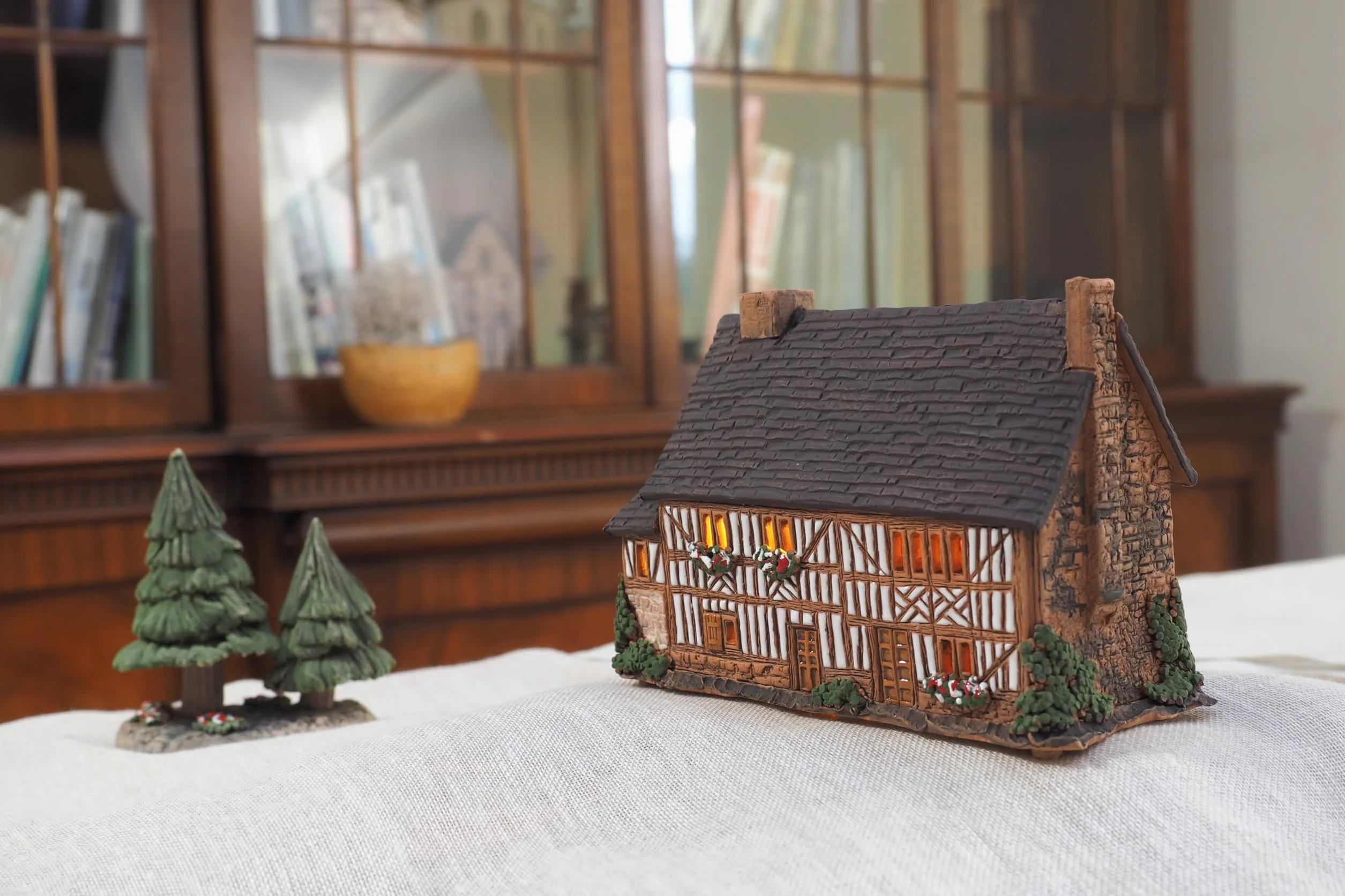 Ceramiczny domek na podgrzewacze, rękodzieło, miniaturka artystyczna, stary historyczny dom w Lisieux, Francja, B301AR
