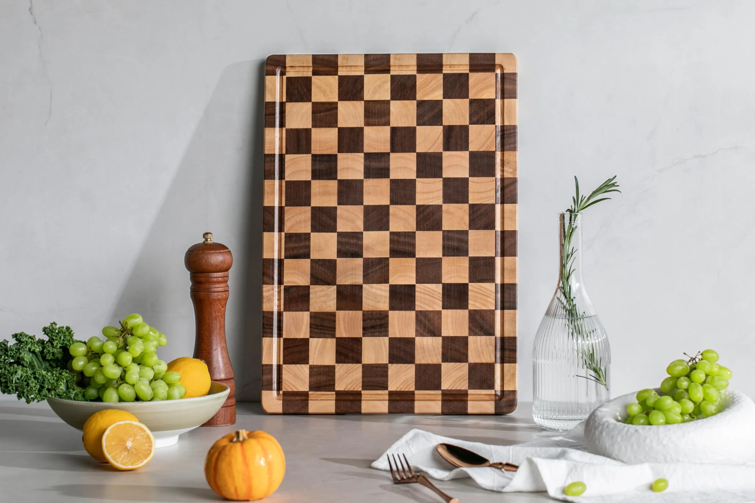 THETCHRY Deski do krojenia do kuchni, design in USA, duża deska do krojenia z drewna akacjowego, deska do krojenia w kratkę z rowkami i uchwytami na sok, taca do serwowania z pudełkiem prezentowym 42