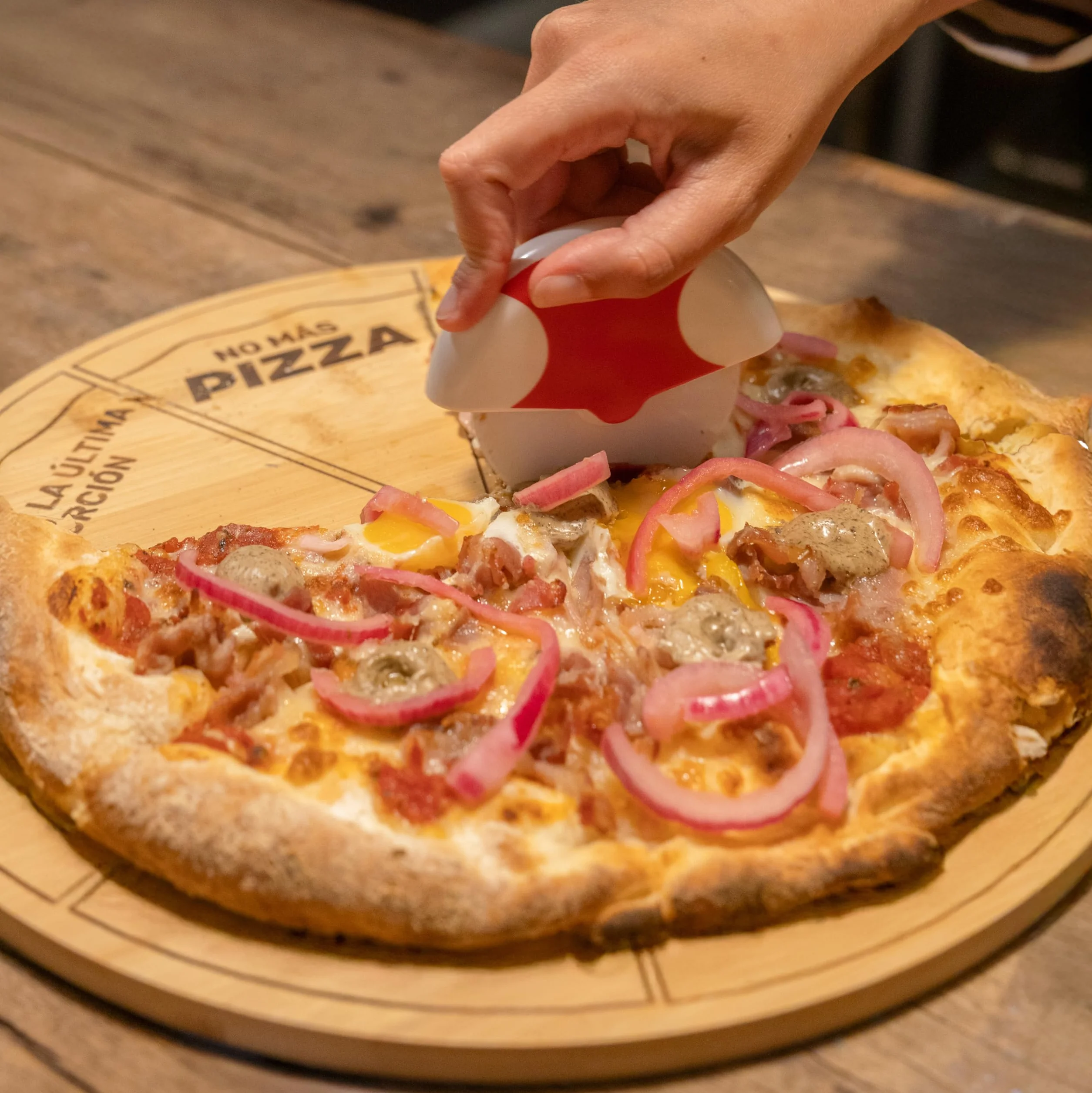 Fisura – Oryginalna taca do pizzy. Taca na pizzę z zabawnymi wiadomościami po hiszpańsku. Okrągła deska z równymi porcjami z drewna bambusowego. Średnica 35 cm.