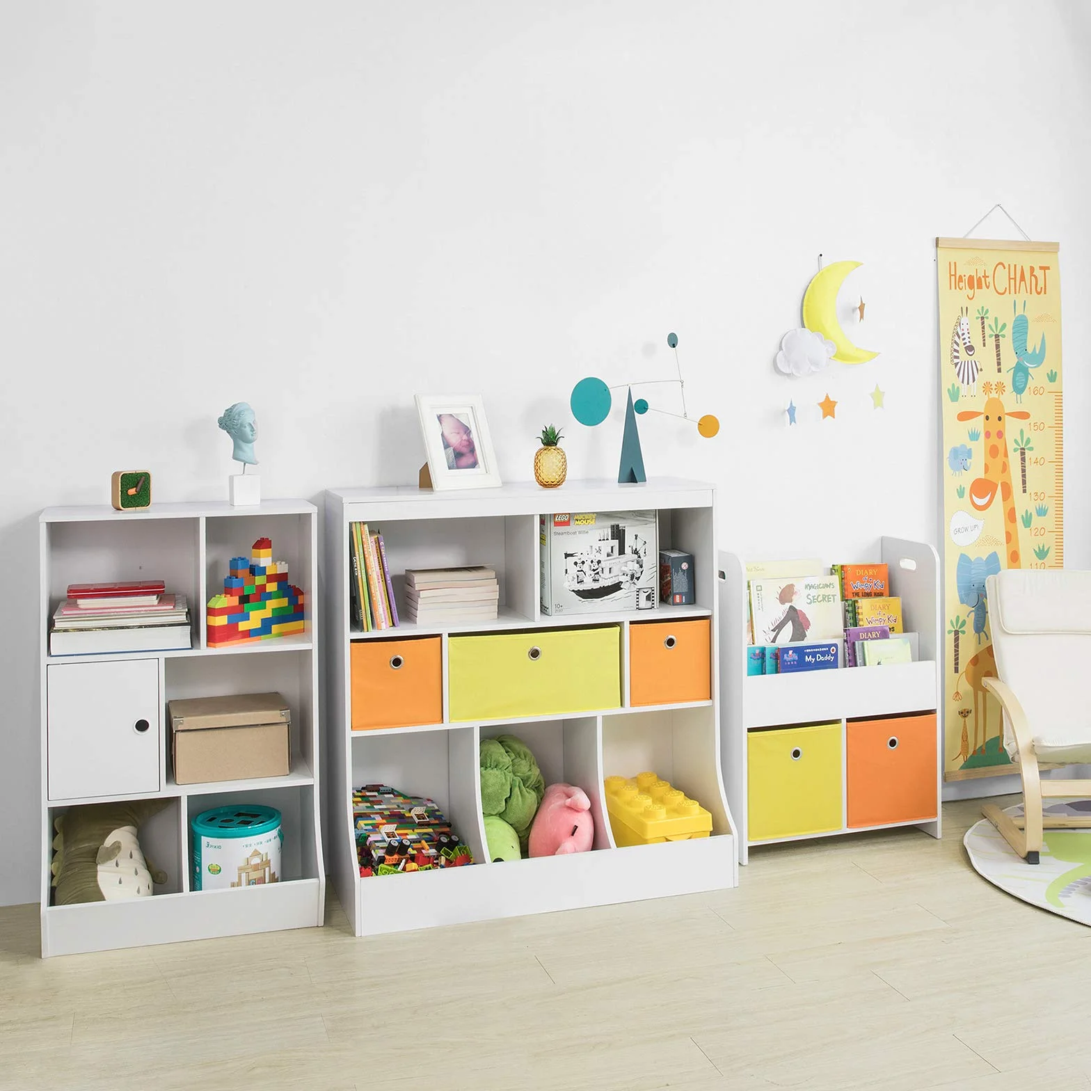 SoBuy KMB27-W dziecięcy regał na książki z 3 półkami i 2 pudełkami z materiału, regał do przechowywania zabawek, organizer na zabawki, biały, szer. x wys. x gł.: 58 x 76 x 27 cm