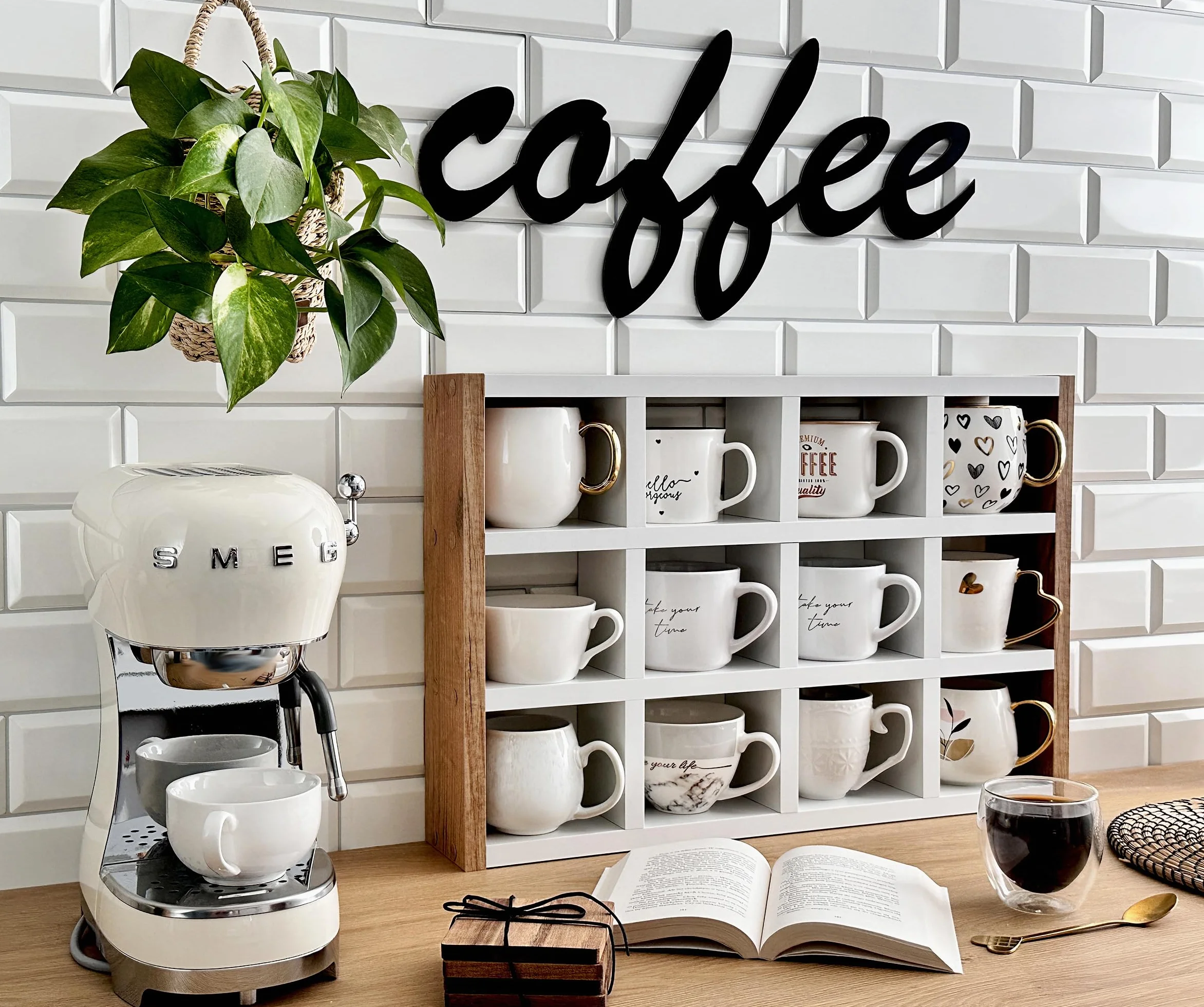Stojąca półka na kubki – stylowy organizer na kubki, filiżanki i akcesoria | 12 przegródek | Bez montażu | Idealna do kuchni, jadalni i biura | Dąb Craft + biały