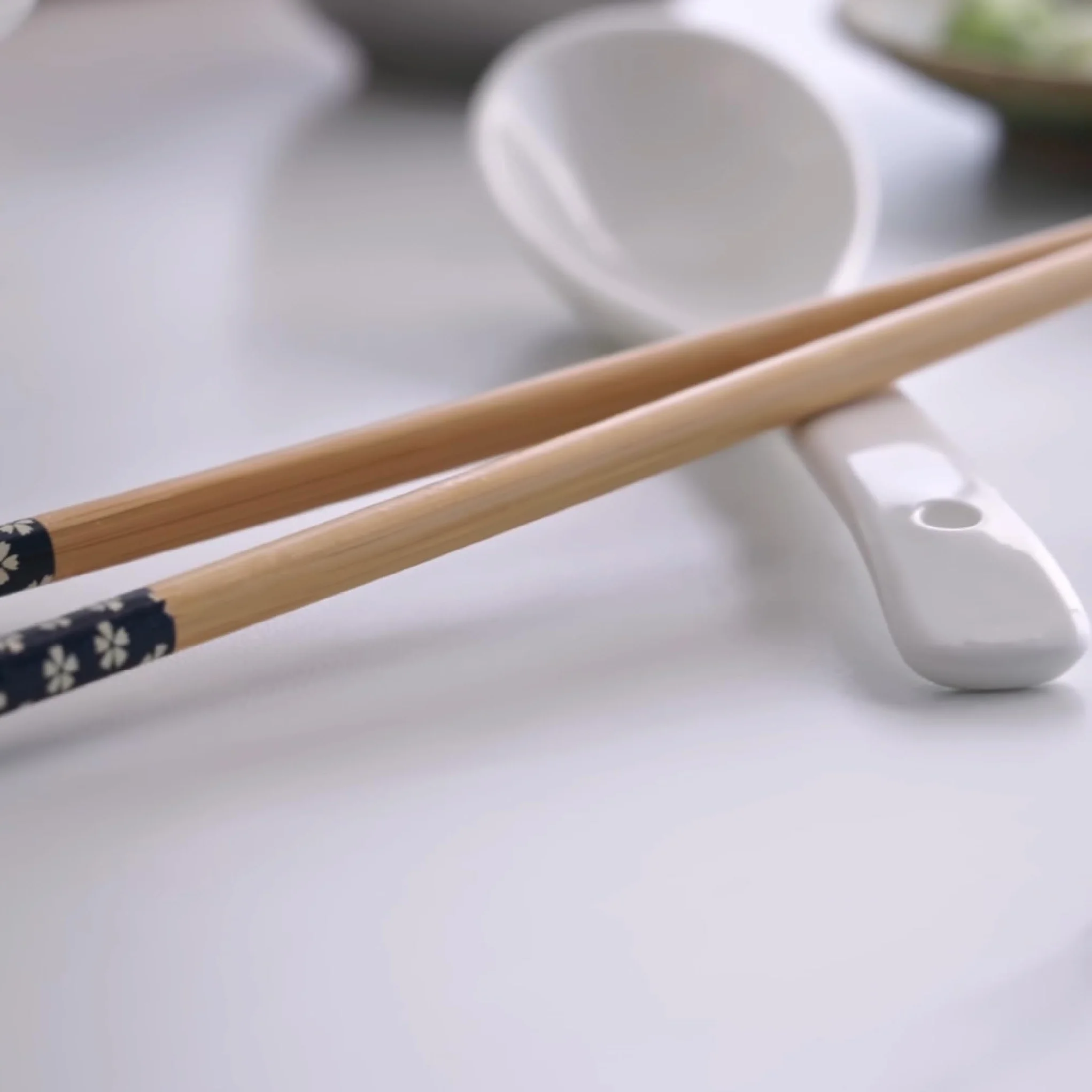 IBILI - Zestaw do Ramen Sapporo, miska + łyżka + 2 pałeczki, porcelana