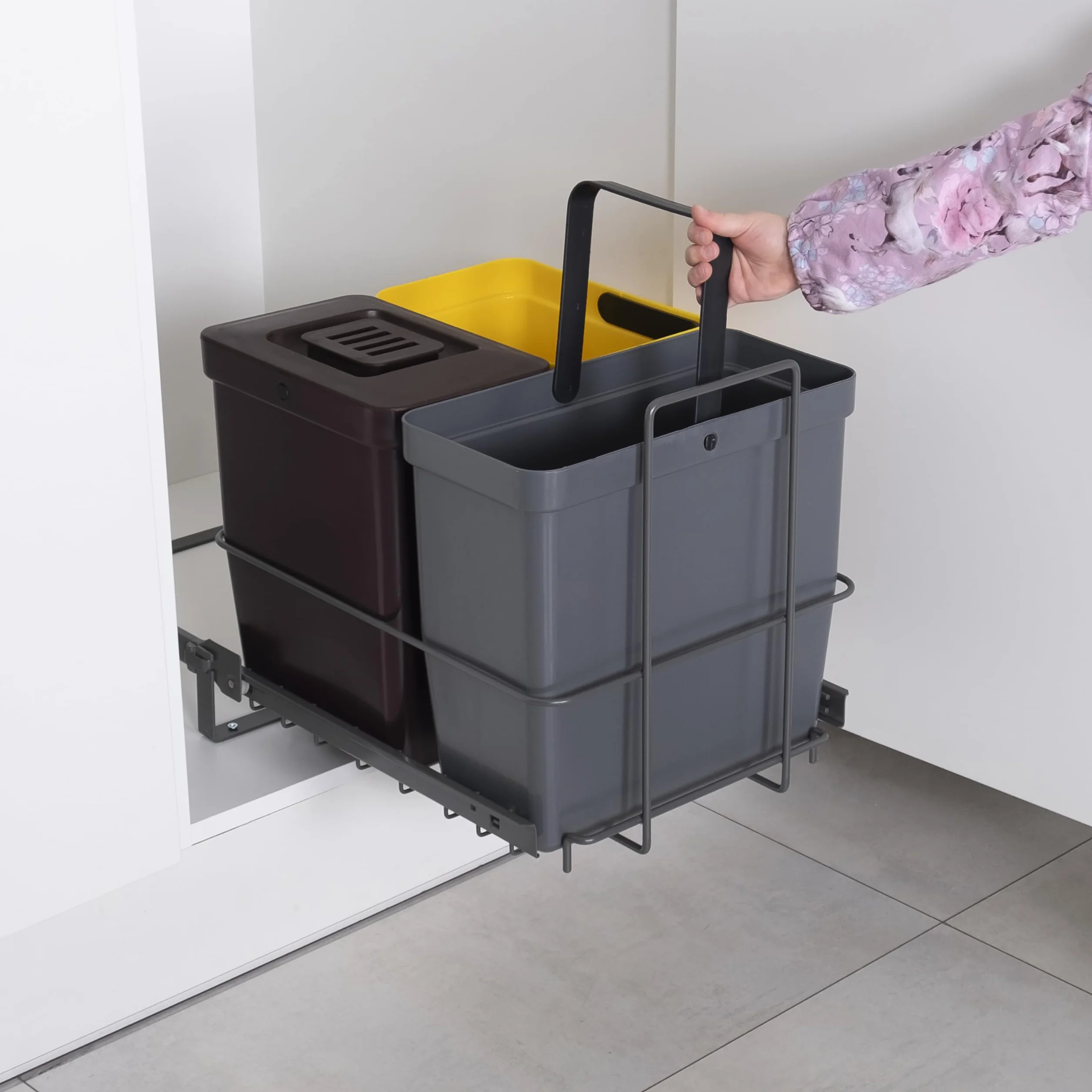 LM 64/3a kosz na śmieci do zabudowy, wysuwany, z 3 koszami na śmieci (1 x 11 l, 2 x 8 l) w kolorach antracytowo-szarym, żółtym, brązowym – Trio system segregacji śmieci do kuchni, szafki pod umywalkę